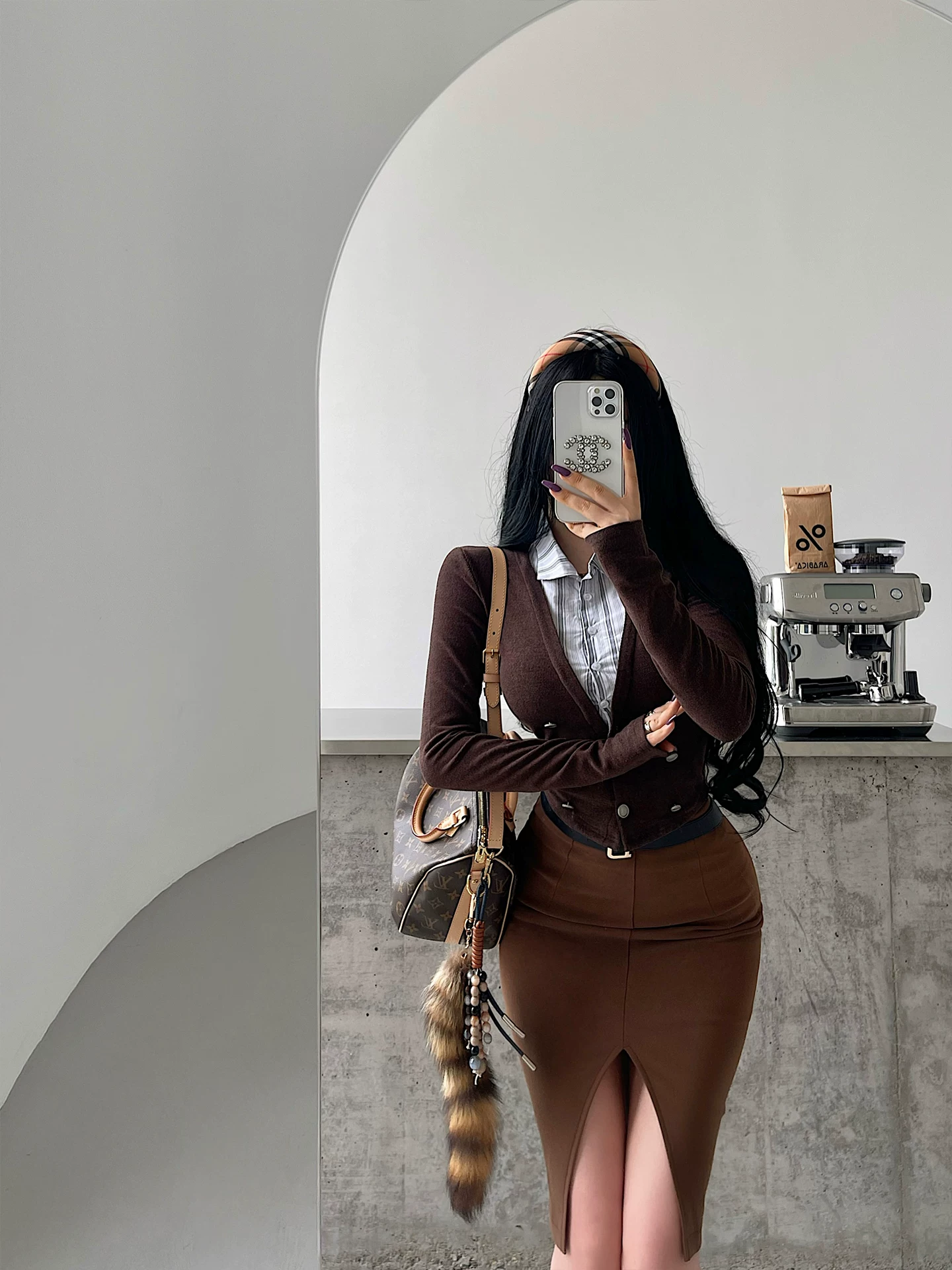 Áo sơ mi phong cách trưởng thành và thông minh của YoungGirlDay có cổ và thiết kế giả hai mảnh, áo dệt kim dài tay ôm eo, ôm sát người.