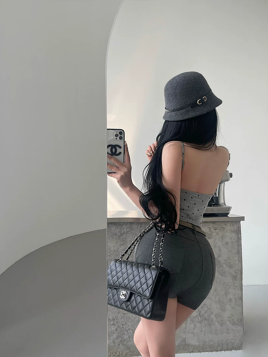 Áo crop top ngắn bó sát, chấm bi, gợi cảm, hở lưng, có mút ngực, phong cách YoungGirlDay thuần khiết quyến rũ.