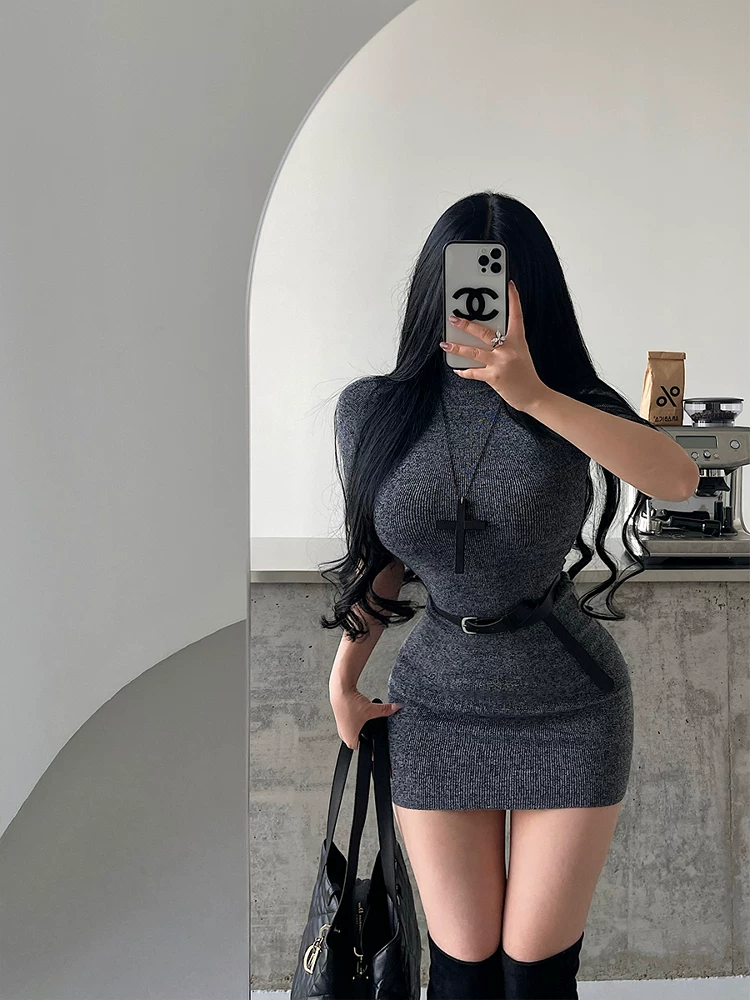 Váy ôm sát bodycon cổ cao tay ngắn chất liệu len, phong cách quyến rũ dành cho nữ giới trưởng thành, kèm thắt lưng.