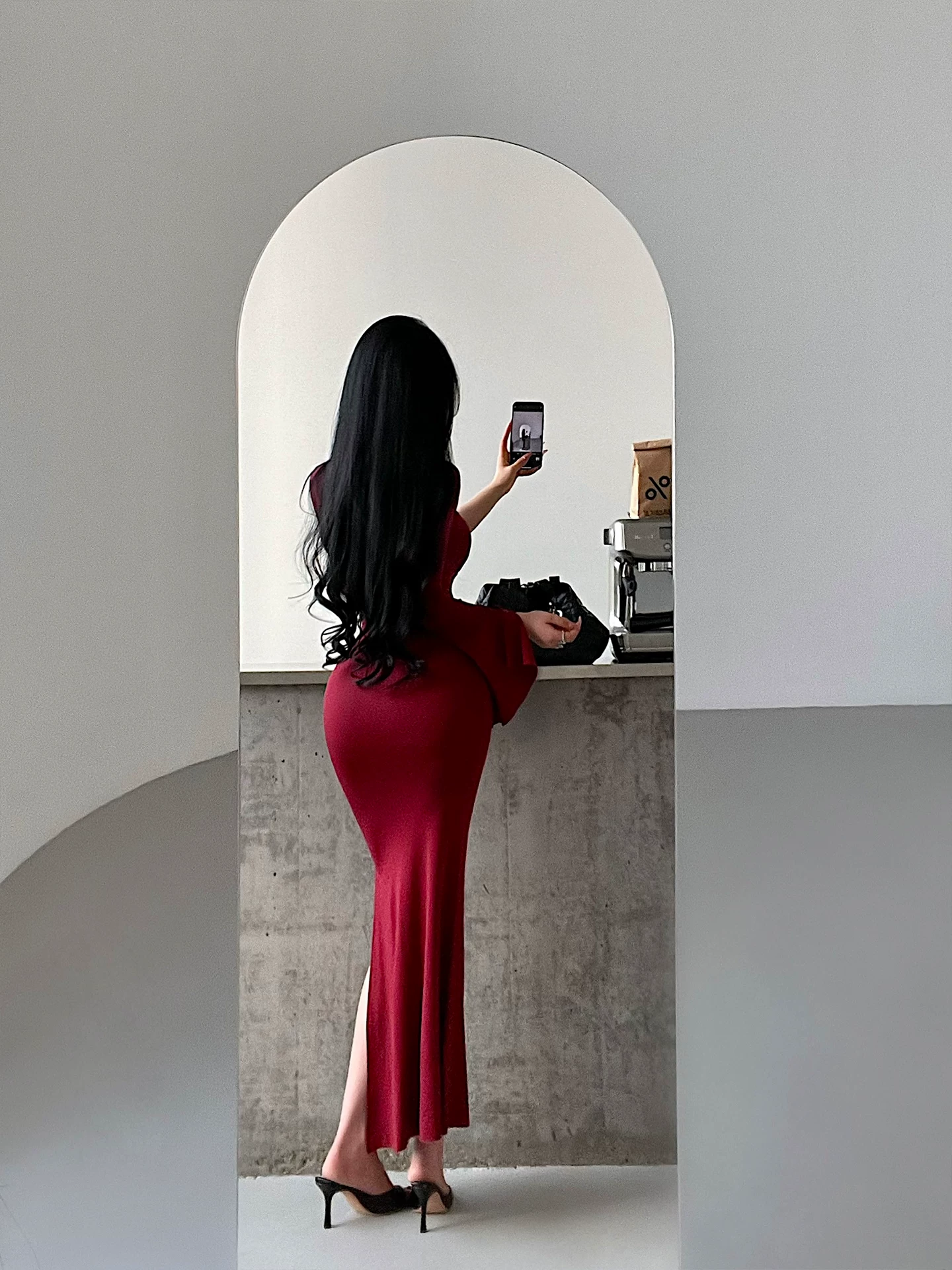 YoungGirlDay đầm dài ôm sát dáng đuôi cá, cổ cao, tay loe, xẻ tà bên hông, gợi cảm.