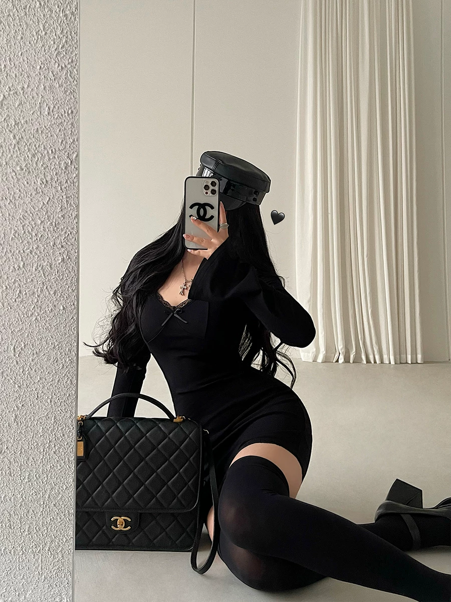YoungGirlDay váy ren dài tay ôm sát gợi cảm với chân váy ngắn ôm sát hông và miếng đệm ngực.