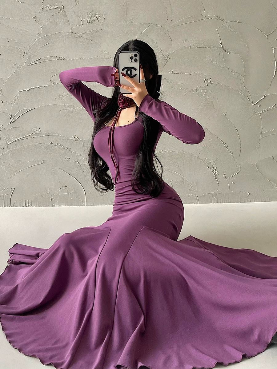 YoungGirlDay mang phong cách thuần khiết và quyến rũ, váy dài xếp ly ôm sát eo, tay dài, kiểu dáng ôm sát, váy dài kiểu đuôi cá