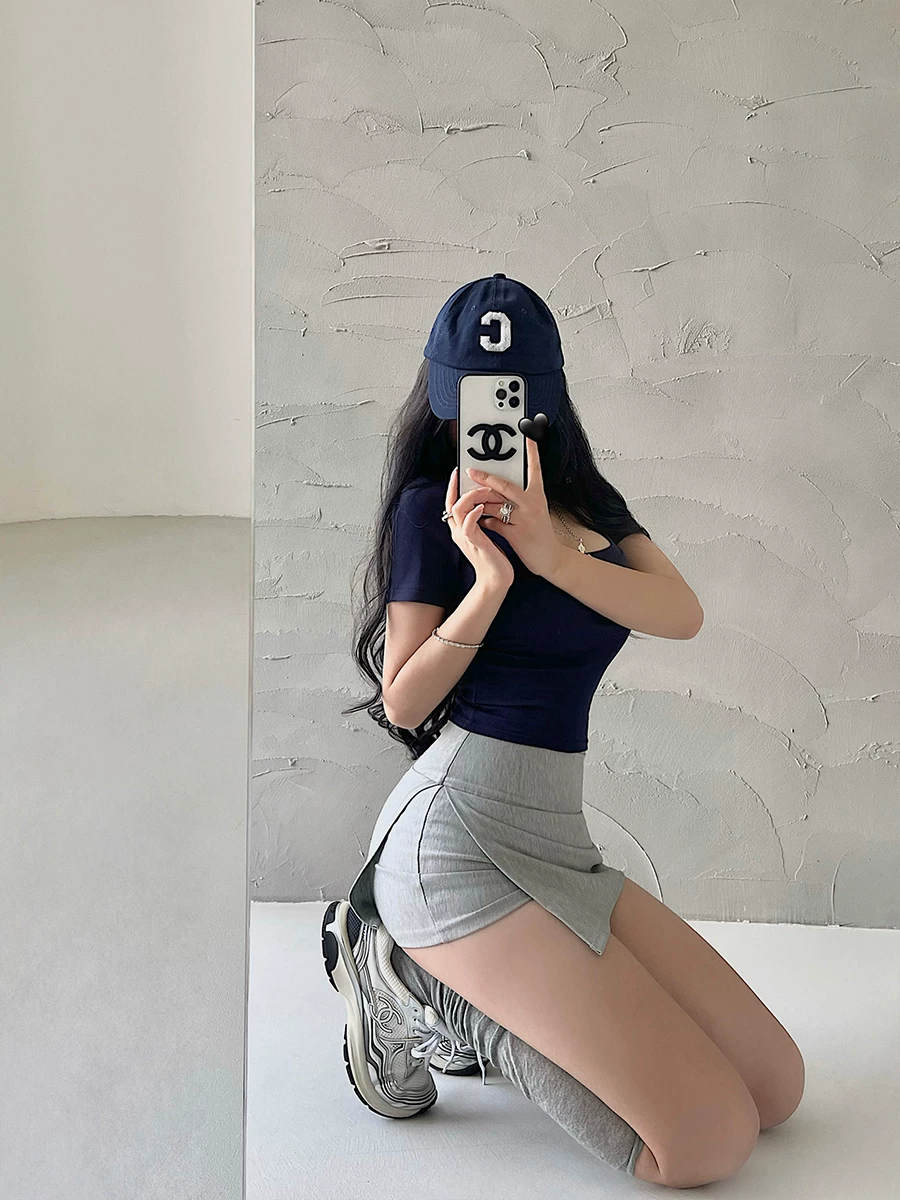 YoungGirlDay phong cách hot girl gợi cảm quần short cạp cao chống lộ hàng, váy ngắn ôm sát xẻ tà bên hông.