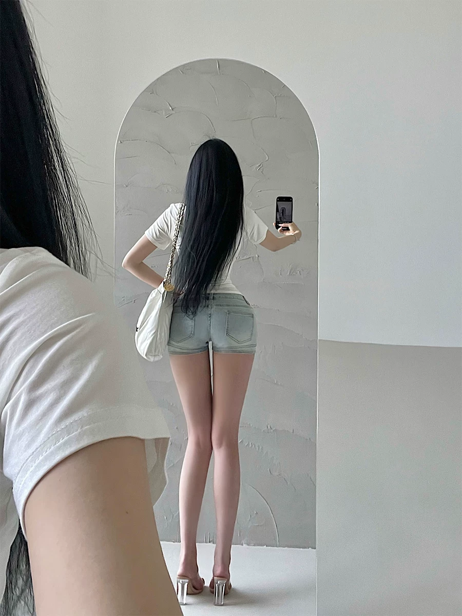 YoungGirlDay Quần short denim co giãn nâng mông kiểu Mỹ gợi cảm, cạp thấp, ôm sát dành cho nữ giúp chân trông dài hơn.