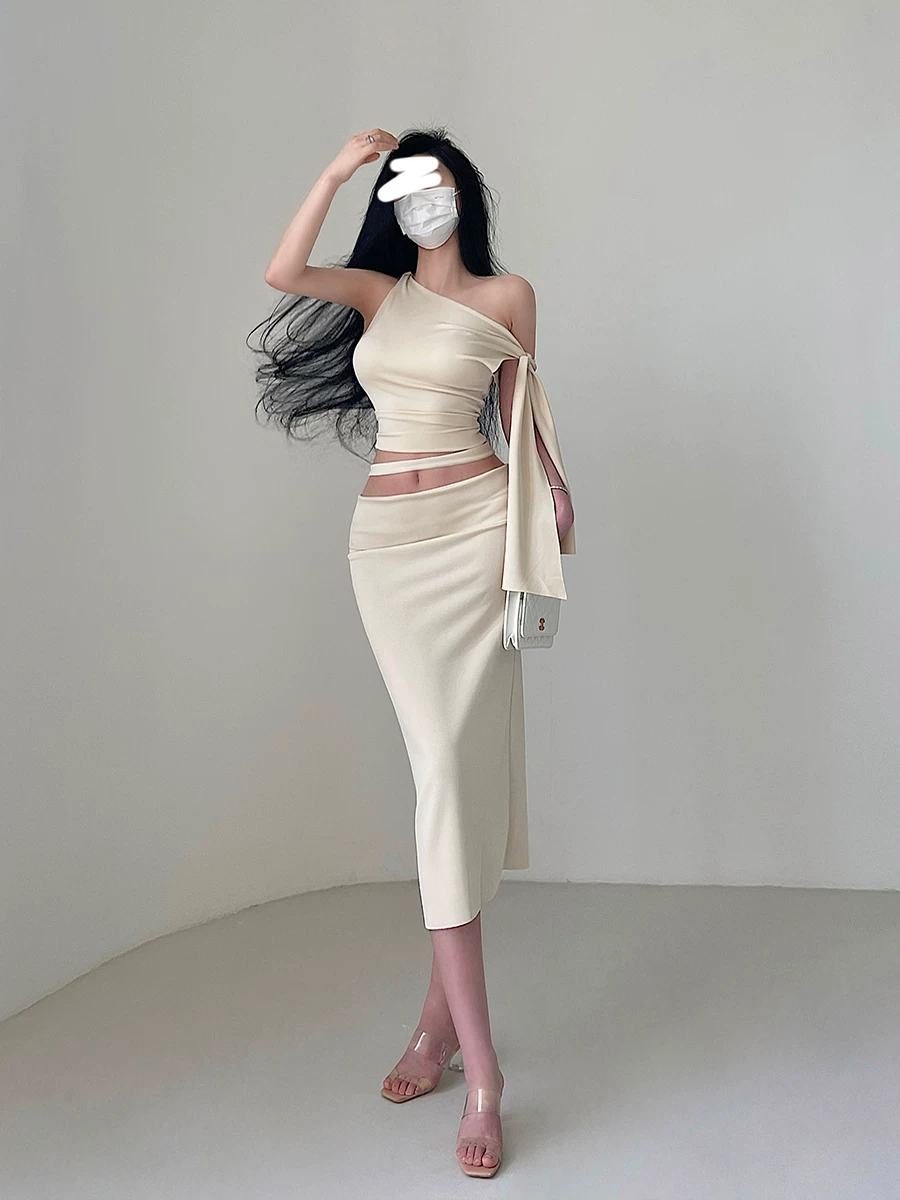 Bộ áo một vai bất đối xứng cùng kiểu dáng của YoungGirlDay Kylie với dải ruy băng và bộ váy ôm sát dài vừa phải