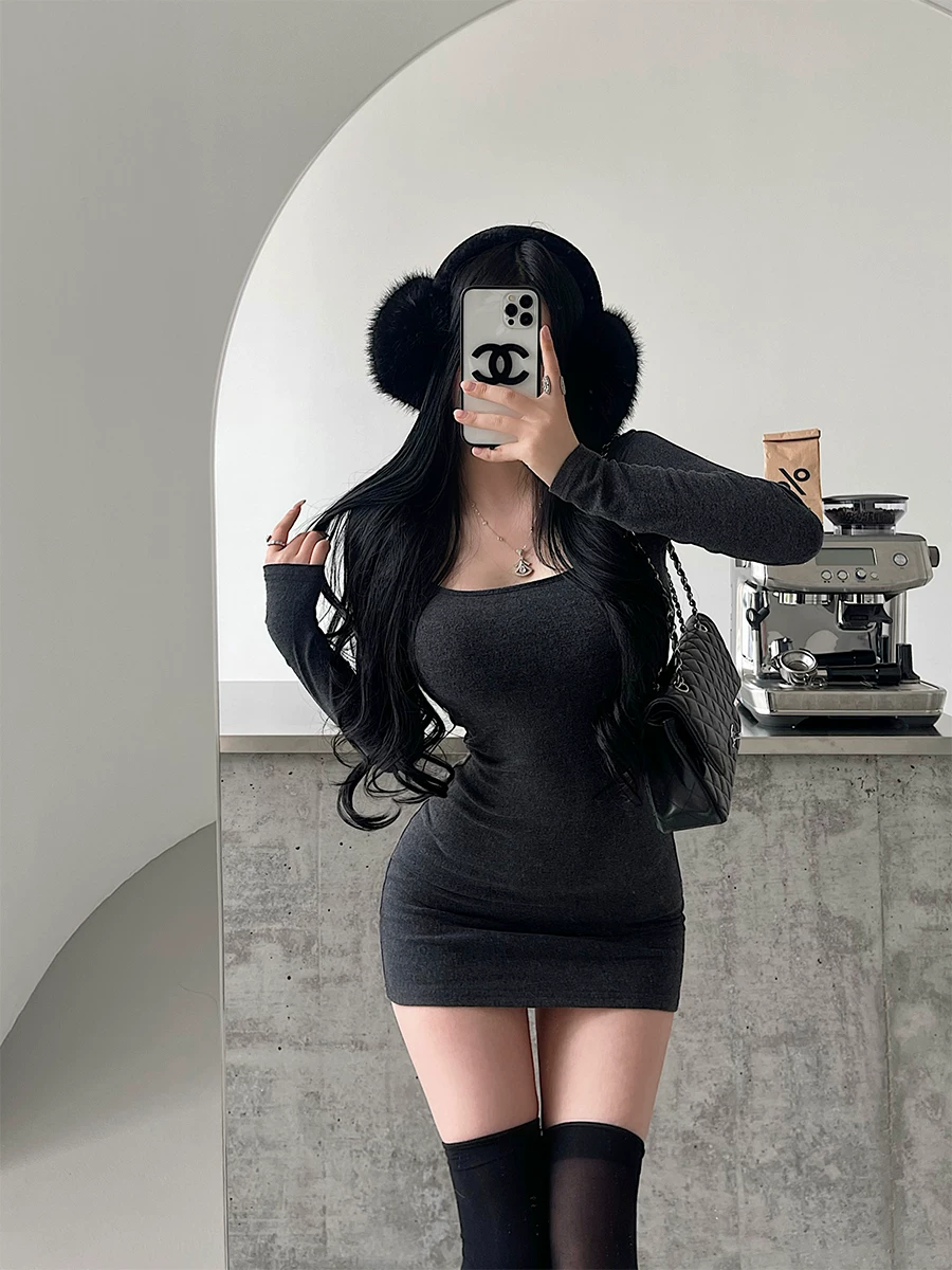 YoungGirlDay váy ôm sát cơ thể dài tay bằng nhung giữ nhiệt cổ vuông gợi cảm với thiết kế ôm sát cơ thể có miếng đệm ngực.
