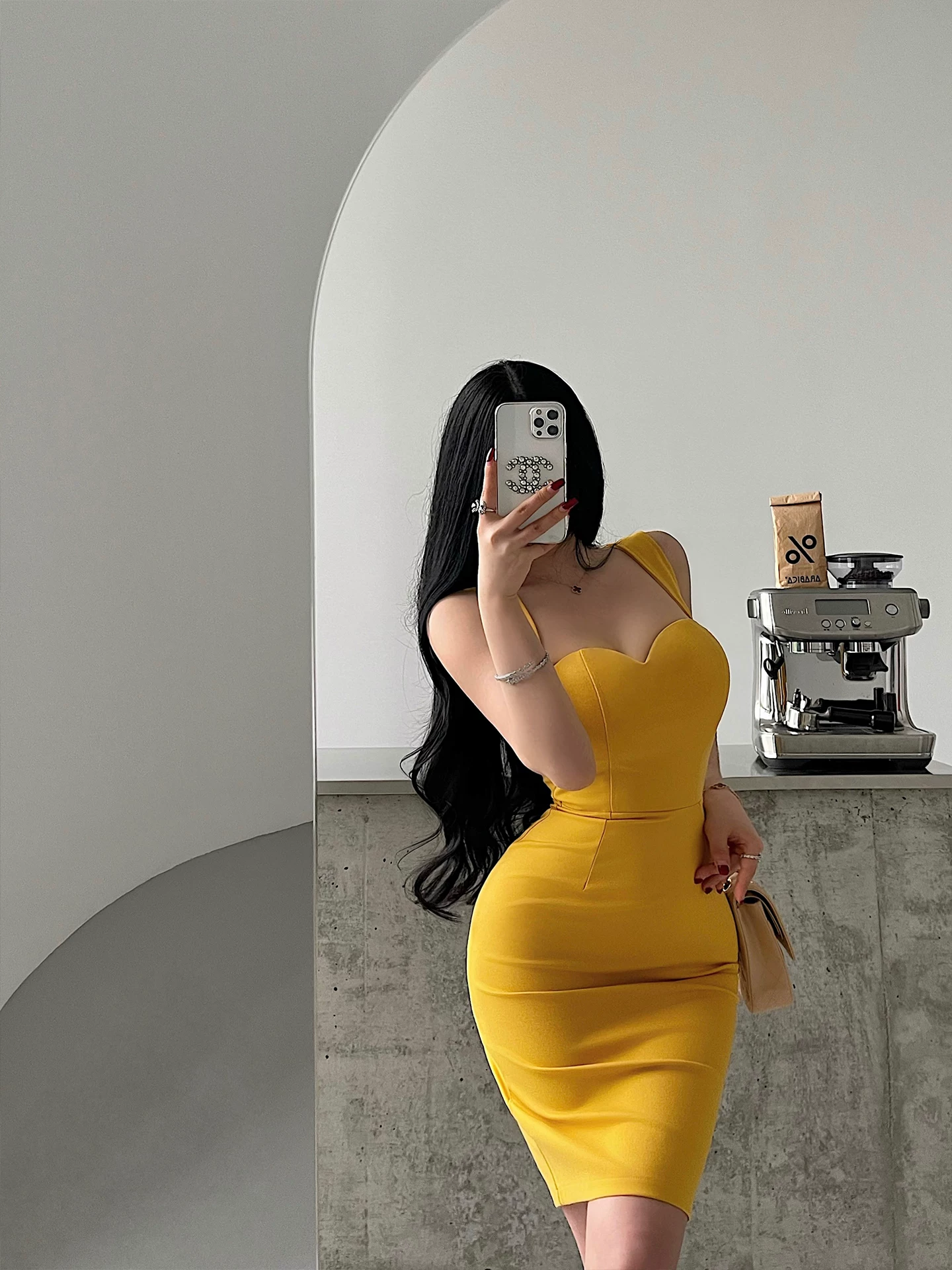 Váy ôm sát bodycon phong cách trưởng thành và gợi cảm của YoungGirlDay, có đường xẻ lưng, váy quây dài ngang đùi.