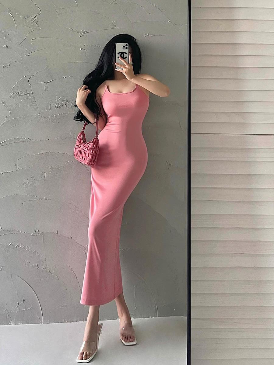 Đầm liền thân ôm sát gợi cảm phong cách YoungGirlDay, thiết kế dây đeo vai tàng hình, dáng dài.