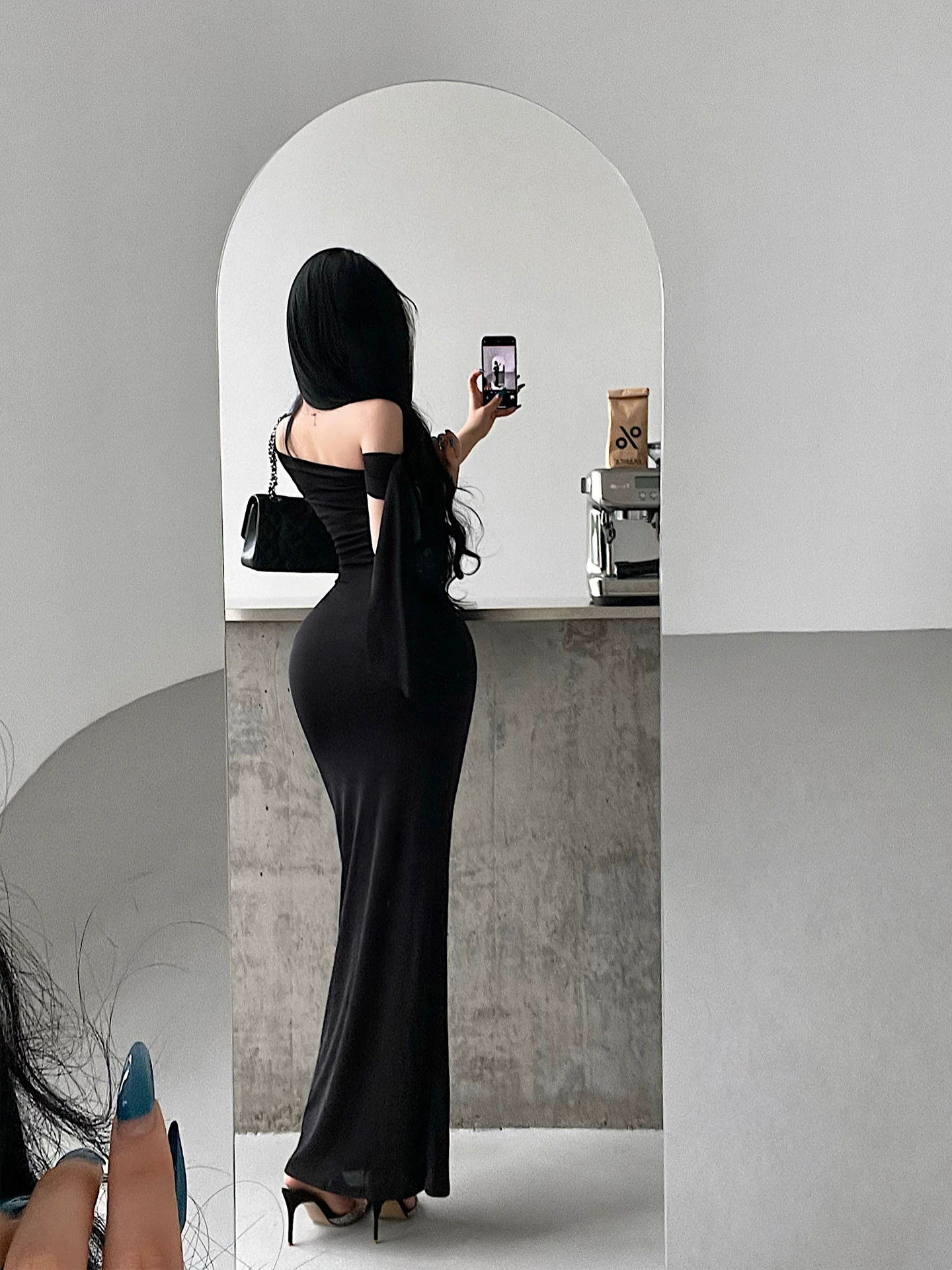 Váy một dây bèo nhún gợi cảm YoungGirlDay, thiết kế ôm sát, eo xếp ly, chân váy dài ôm body.