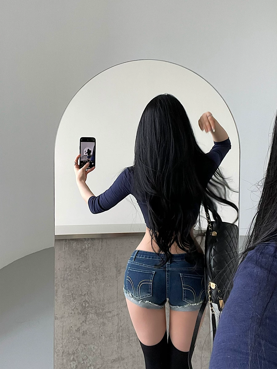 YoungGirlDay Quần short denim bó sát eo thấp gợi cảm theo phong cách truyện tranh Hàn Quốc với các đường viền sờn giúp chân trông dài hơn, quần short gợi cảm dành cho nữ.