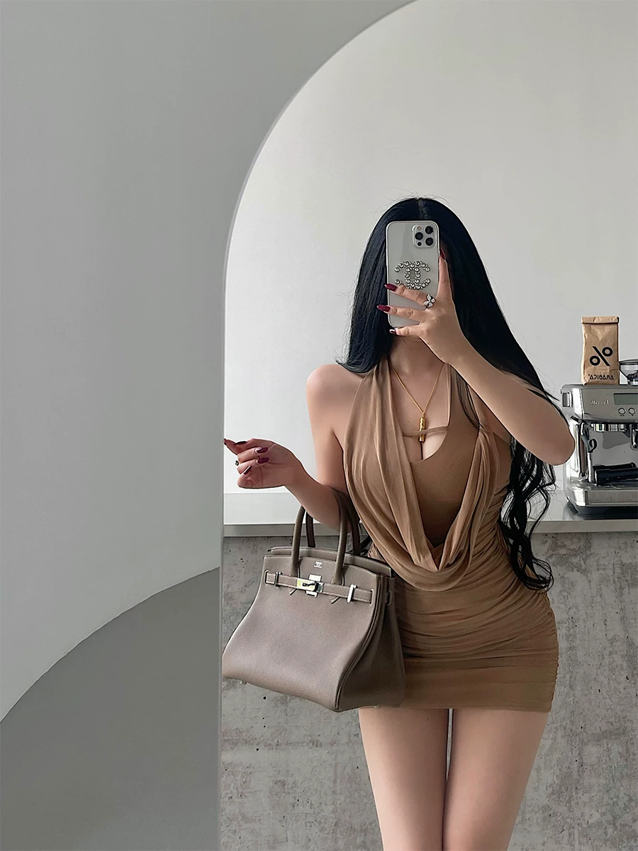 Váy ngắn ôm sát gợi cảm kiểu YoungGirlDay, thiết kế dây halter, lưng trần, chất liệu lưới, xếp ly, có dây buộc.
