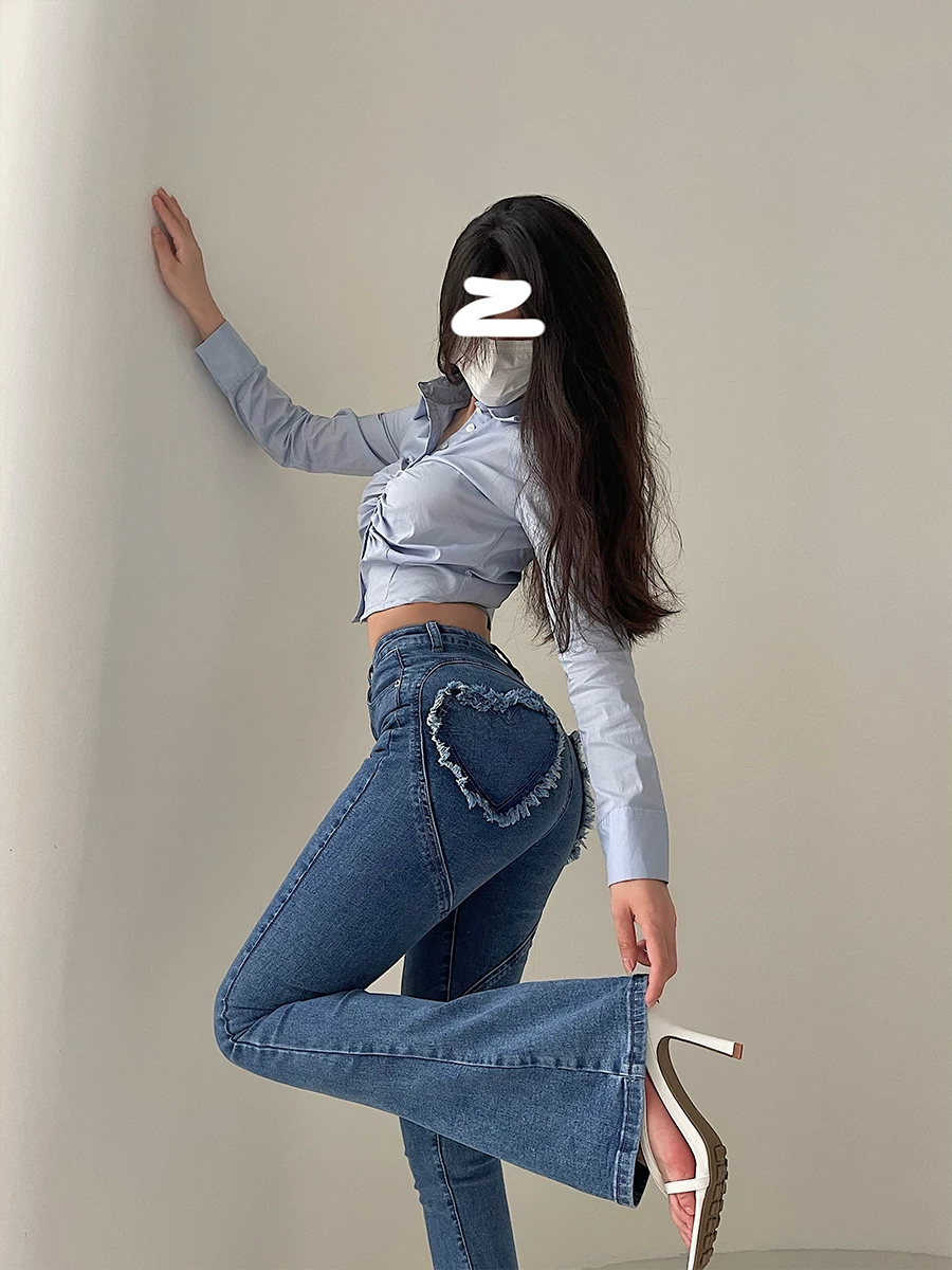 Quần jeans ống loe ôm sát, nâng mông, cạp cao, kiểu dáng gợi cảm phong cách Âu Mỹ dành cho nữ.
