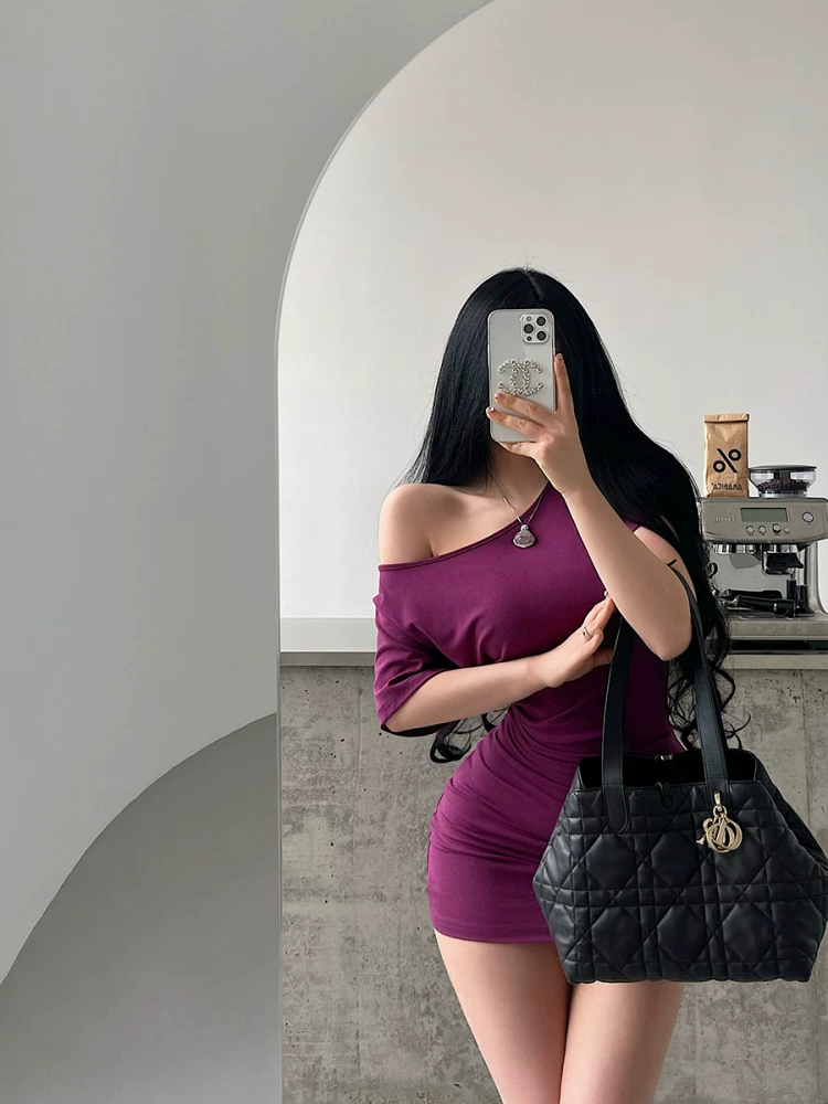 YoungGirlDay phong cách thuần khiết gợi cảm hot girl gợi cảm đường viền cổ bất đối xứng lệch vai ôm eo xếp nếp váy bodycon tay ngắn váy ngắn
