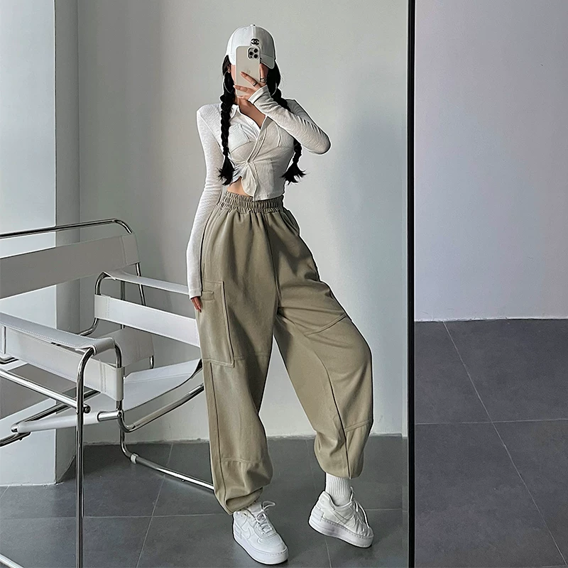 Quần jogger thể thao năng động, cạp cao, dáng rộng, có túi bên, chất liệu thun co giãn, phong cách đường phố Âu Mỹ dành cho nữ.
