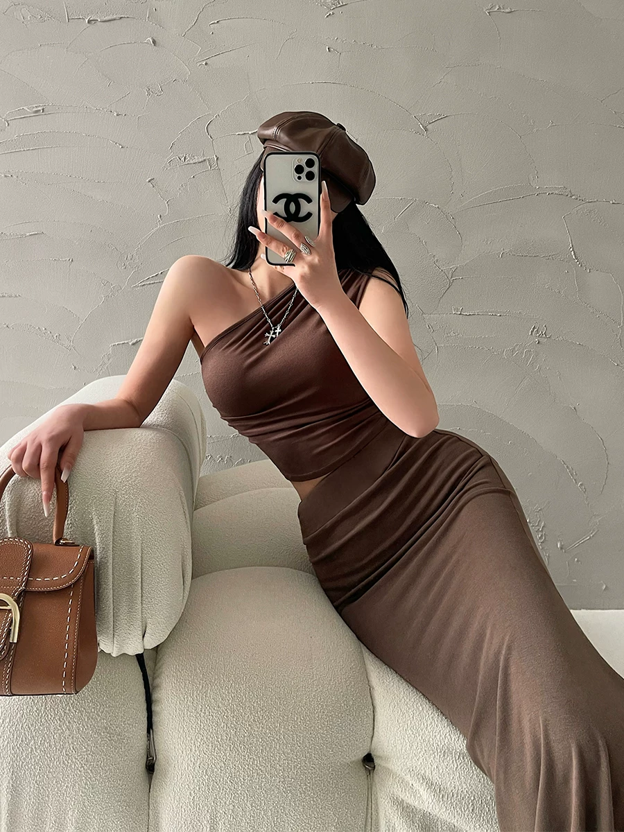 Áo thun không tay ngắn bó sát, kiểu trễ vai gợi cảm của YoungGirlDay