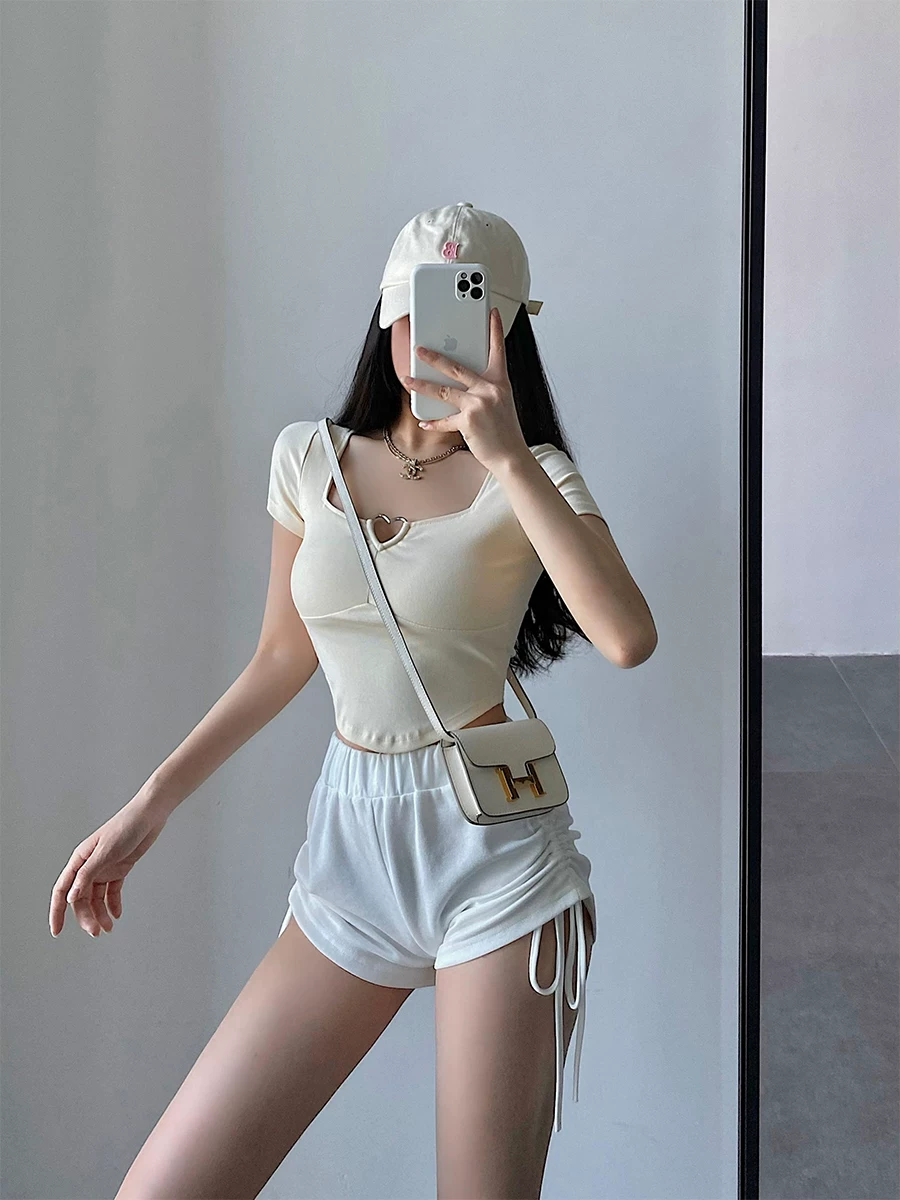 YoungGirlDay khao khát thuần khiết gợi cảm, thiết kế hình trái tim khoét rỗng, viền cong, áo thun ngắn tay