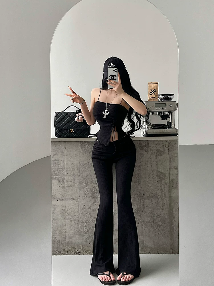 Bộ đồ gồm áo camisole xẻ tà xếp ly kiểu Pure Desire có mút ngực và quần dài xếp ly hai lớp cạp cao dáng suông.
