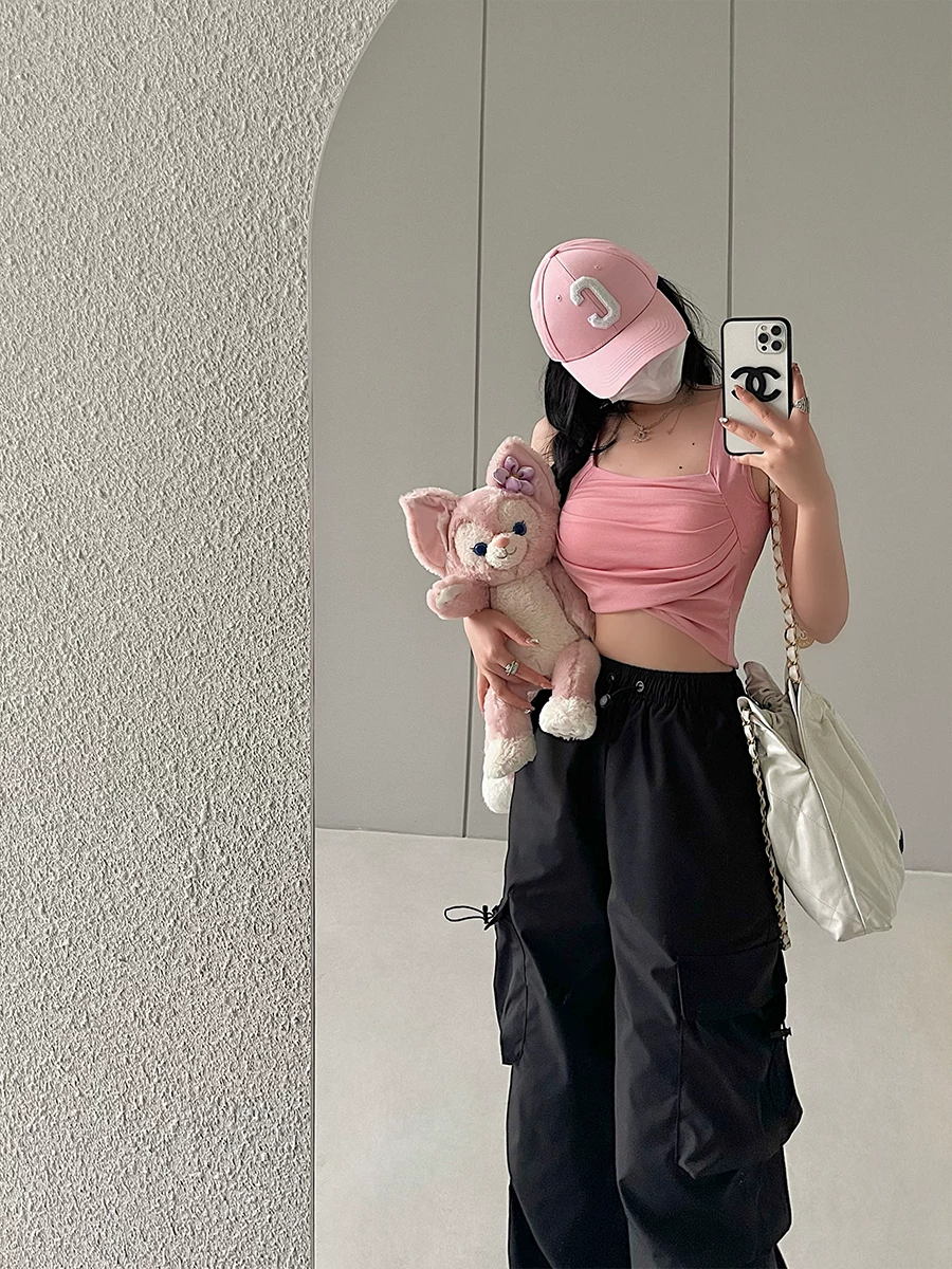 Áo crop top ôm sát cổ vuông gợi cảm, có mút ngực, không tay, kiểu dáng trẻ trung dành cho nữ.