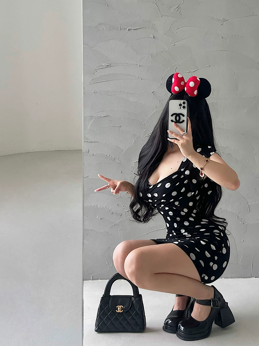 YoungGirlDay Pure Desire Style Phong cách gợi cảm cổ chữ V xẻ thấp xếp nếp lưới chấm bi tay ngắn Váy ôm sát váy ngắn.