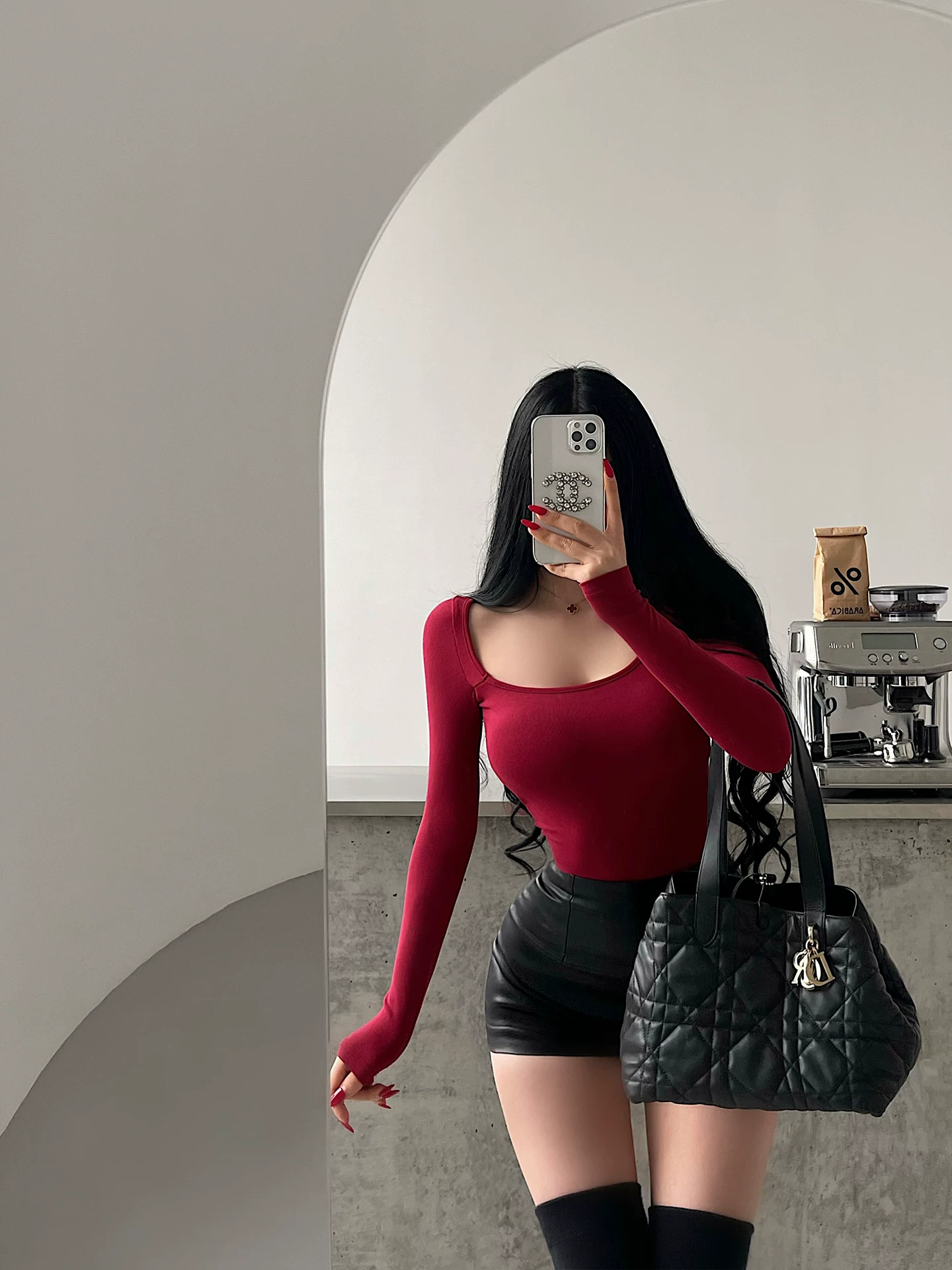 YoungGirlDay Pure Desire Style Áo thun dài tay bó sát cổ không đều kiểu dáng gợi cảm có miếng đệm ngực.