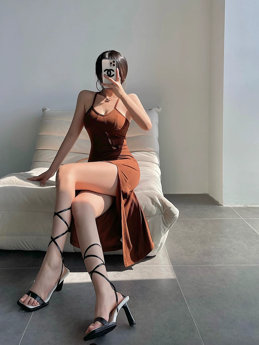 YoungGirlDay váy dây đeo vai dài vừa phải, hở lưng gợi cảm, xẻ tà cao, ôm sát hông, ôm sát hông