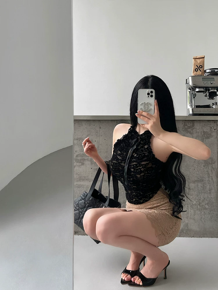 YoungGirlDay khao khát thuần khiết gợi cảm, áo hở lưng ôm sát eo, ren khoét lỗ, dây buộc, áo kiểu halter