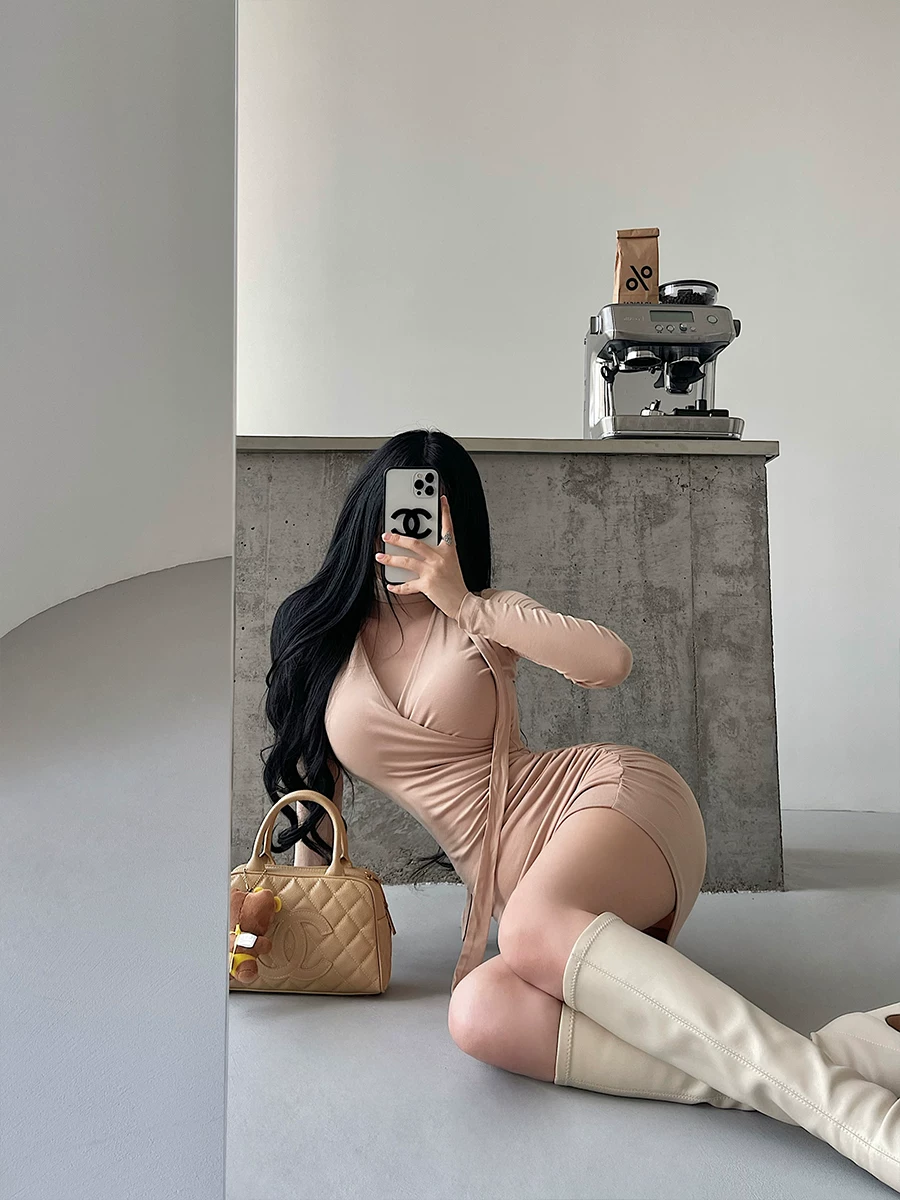 YoungGirlDay Pure Desire Style Váy ngắn tay dài cổ chữ V gợi cảm có dây buộc cổ và eo xếp nếp.