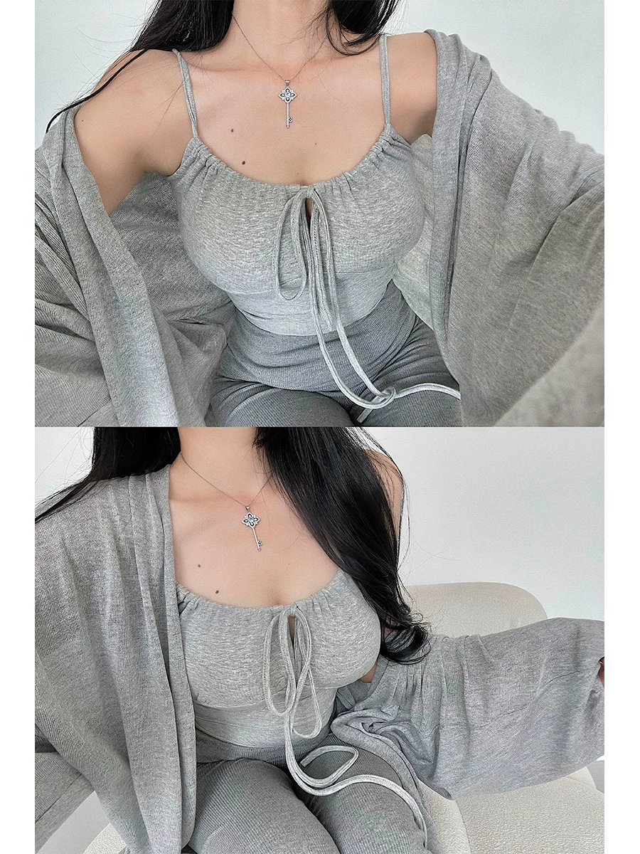 Áo crop top ngắn ôm sát gợi cảm YoungGirlDay với dây rút, cổ halter xếp ly.
