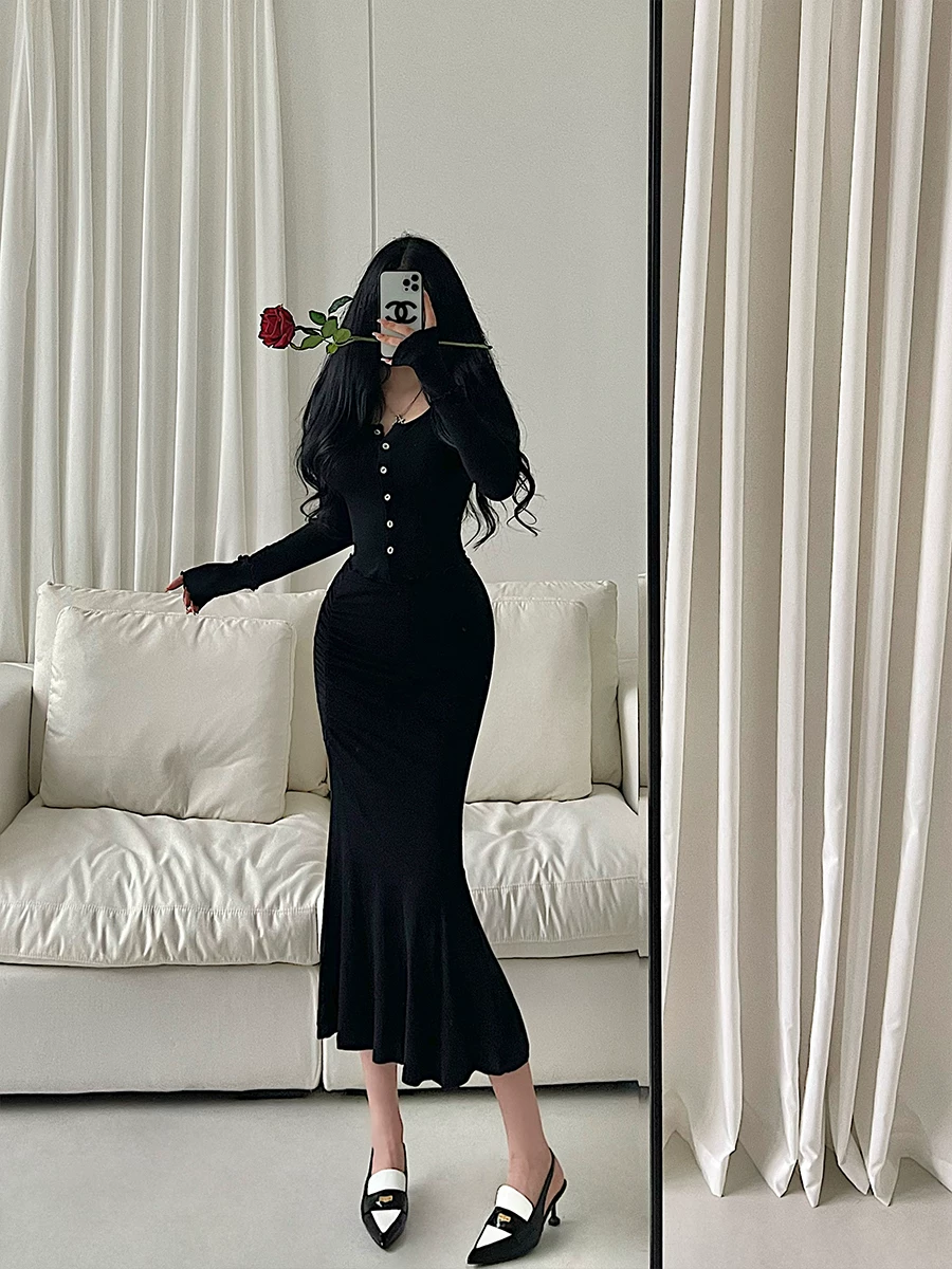 YoungGirlDay thuần khiết gợi cảm, áo cardigan dài tay một hàng khuy, bộ váy đuôi cá xếp ly cạp cao ôm hông