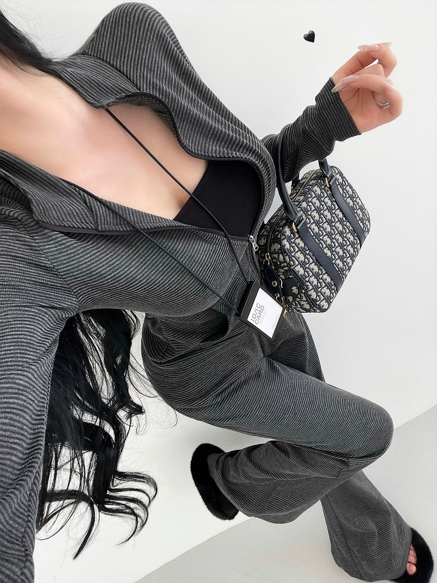 YoungGirlDay phong cách thuần khiết gợi cảm, áo khoác cardigan sọc có khóa kéo, quần ống rộng cạp cao, quần dài chạm sàn, bộ đồ