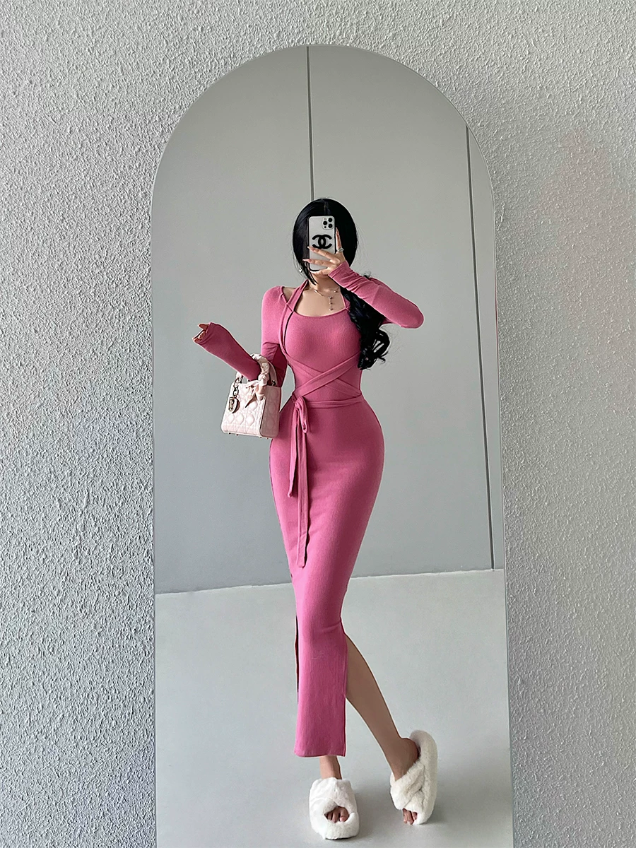 Váy ôm sát bodycon dài tay, cổ halter, xẻ tà, phối ren gợi cảm, thiết kế thắt eo, phong cách YoungGirlDay thuần khiết quyến rũ.