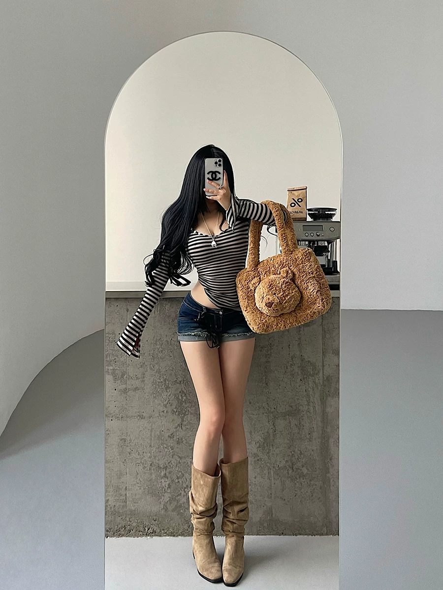 YoungGirlDay Quần short denim bó sát eo thấp gợi cảm theo phong cách truyện tranh Hàn Quốc với các đường viền sờn giúp chân trông dài hơn, quần short gợi cảm dành cho nữ.