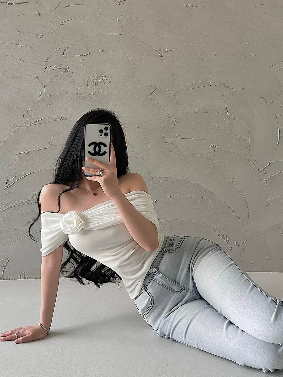 YoungGirlDay Pure Desire Áo thun ngắn tay vừa vặn một vai gợi cảm có trang trí hoa hồng ba chiều