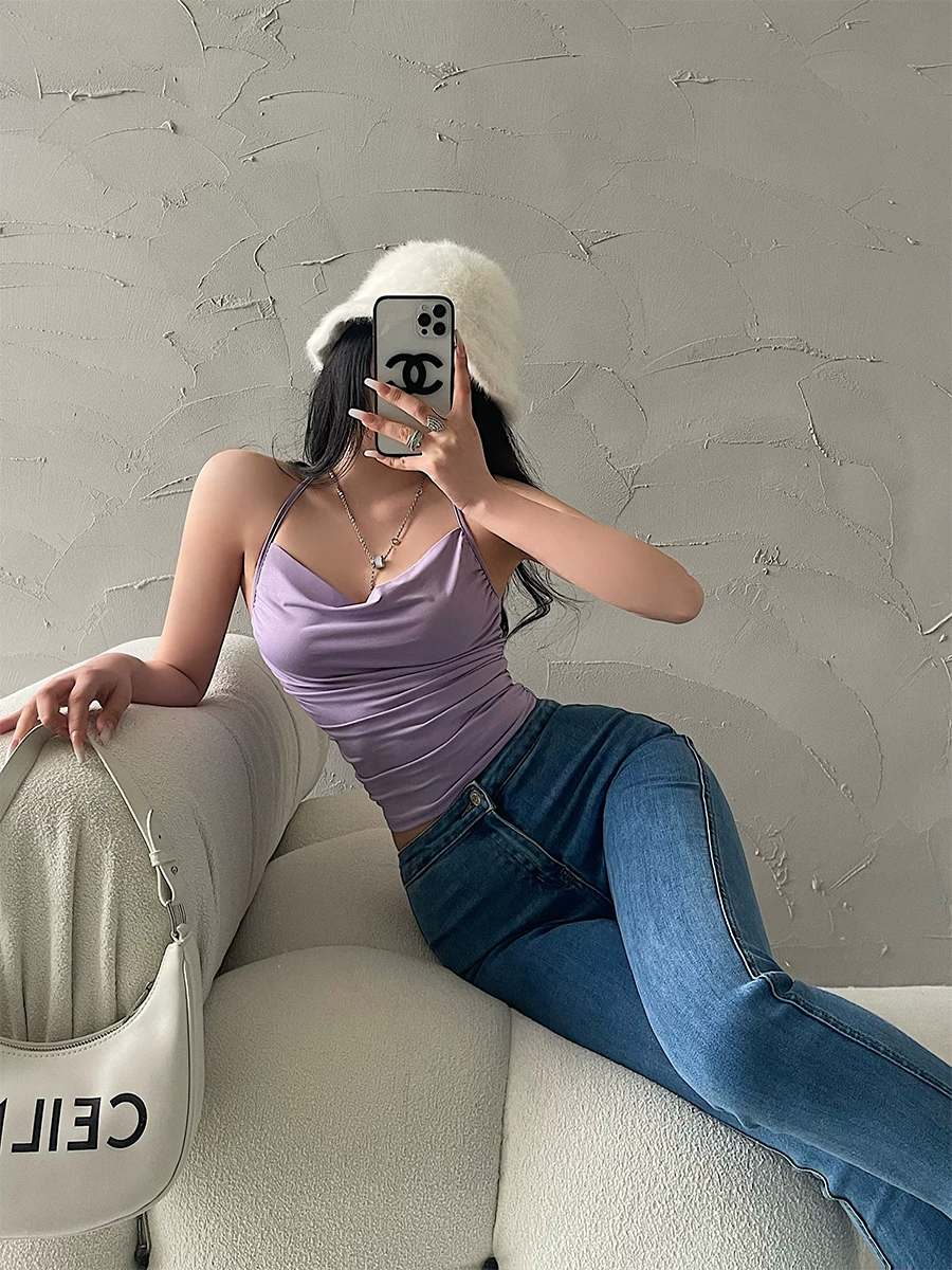 Áo hai dây ôm sát, chất liệu thun co giãn, xếp ly, cổ halter, gợi cảm, dành cho cô gái trẻ, phong cách thuần khiết, quyến rũ.
