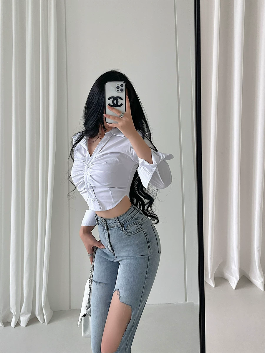 YoungGirlDay phong cách thuần khiết gợi cảm, áo sơ mi ngắn tay dài có cổ xếp ly, thắt eo, kiểu dáng gợi cảm.