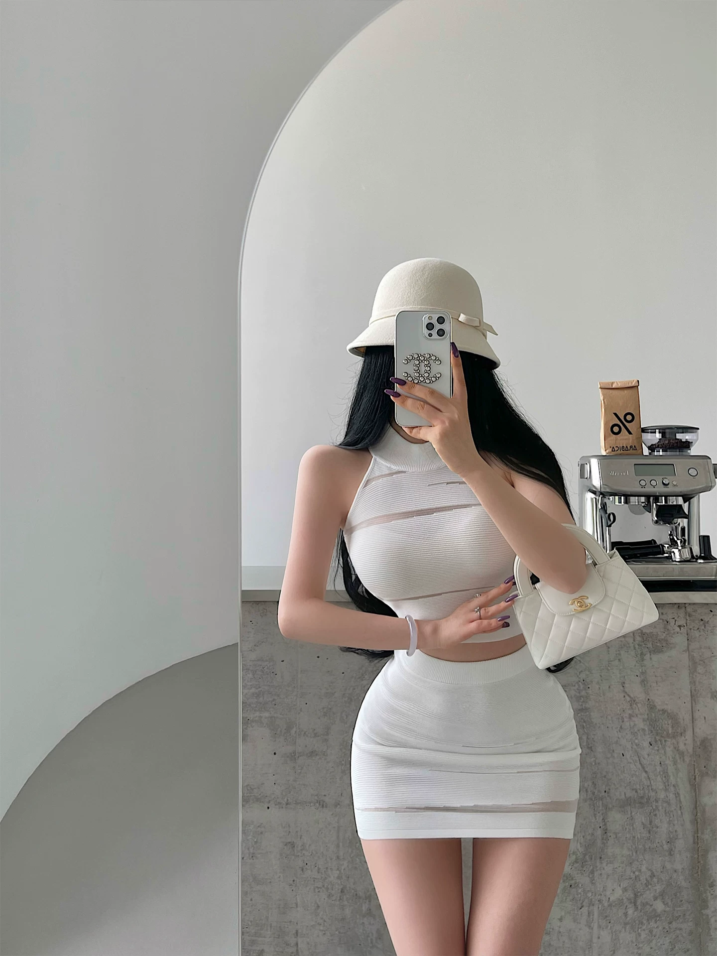 YoungGirlDay phong cách thuần khiết gợi cảm, áo vest không tay lưới xuyên thấu, chân váy ôm hông cạp cao, bộ đồ dệt kim