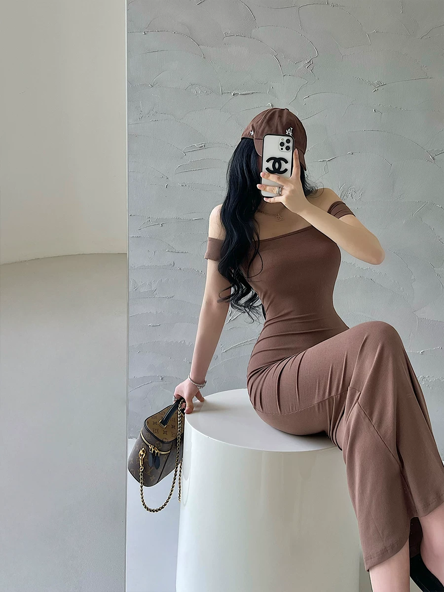Váy một dây gợi cảm của YoungGirlDay Kardashian, khoe xương quai xanh, ôm sát, tôn dáng, váy dài ôm sát cơ thể.