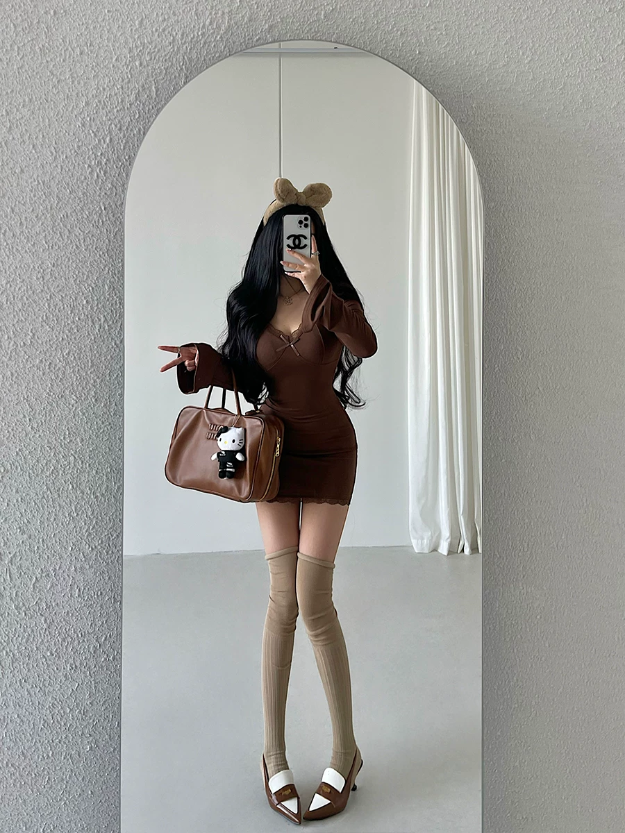 YoungGirlDay váy ren dài tay ôm sát gợi cảm với chân váy ngắn ôm sát hông và miếng đệm ngực.