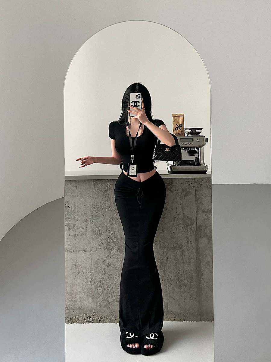 YoungGirlDay Kardashian váy dài ôm sát có dây rút, eo hình chữ V gợi cảm, kiểu dáng ôm sát.