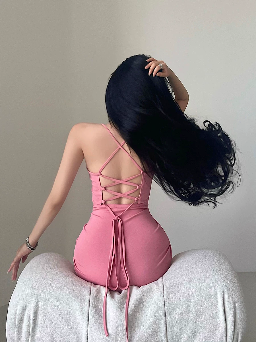 Váy liền thân ôm sát dáng dài vừa phải, xẻ tà, lưng trần, dây buộc eo, kiểu dáng gợi cảm, phong cách YoungGirlDay, chất liệu thuần khiết, quyến rũ.