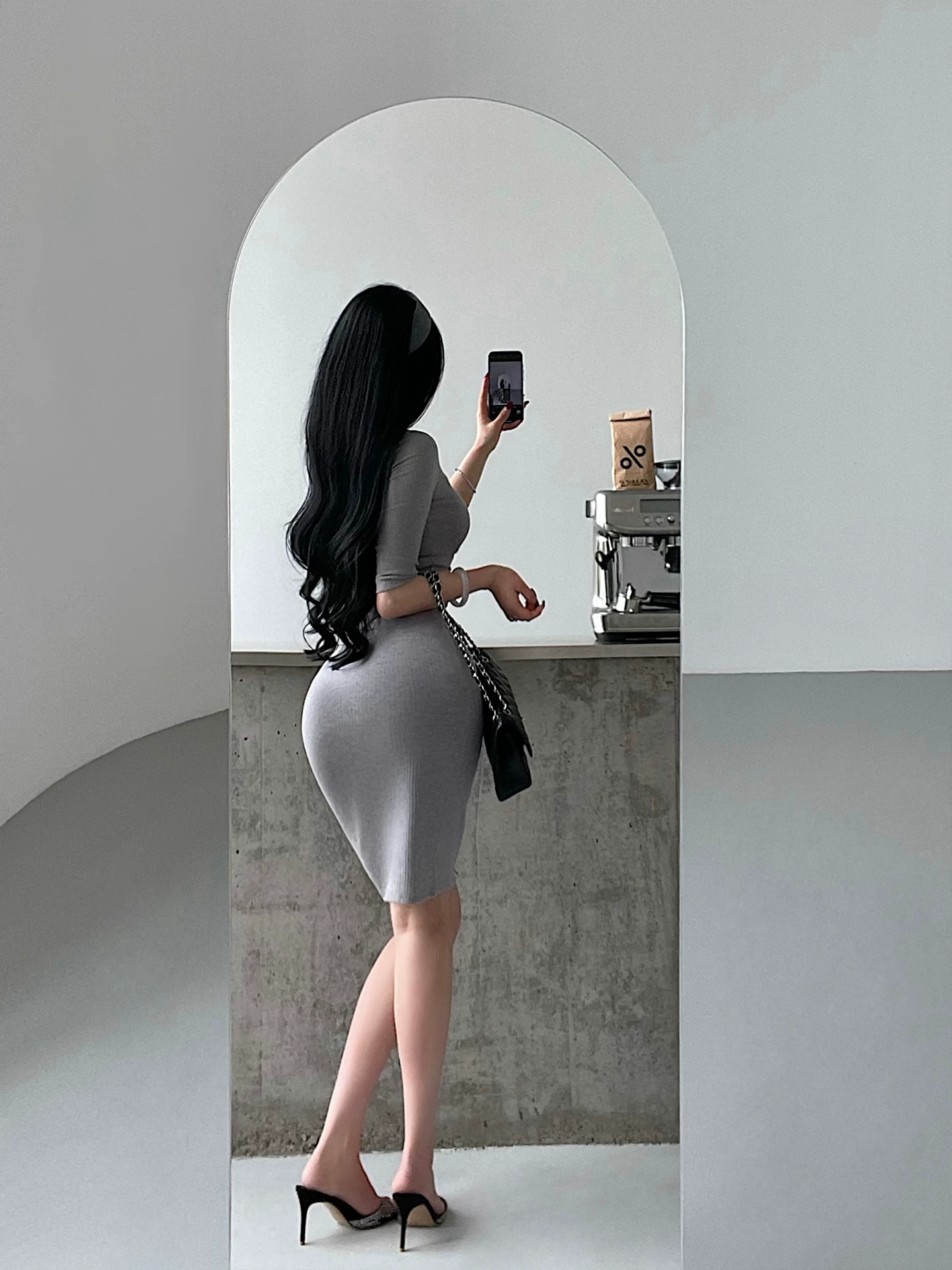 YoungGirlDay phong cách trưởng thành và gợi cảm, đầm bodycon dệt kim co giãn cổ cao tay lửng, dài vừa phải