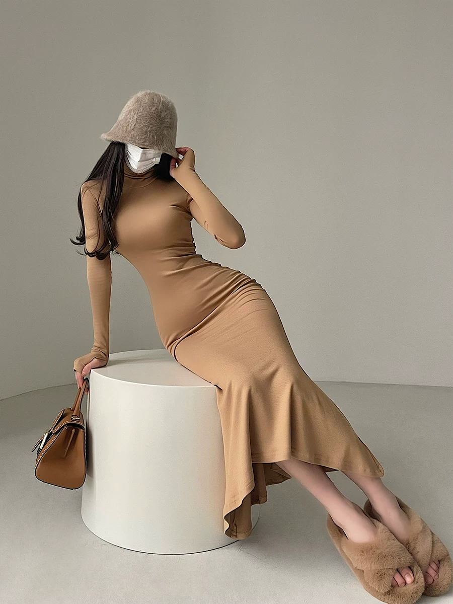 YoungGirlDay phong cách thuần khiết gợi cảm, váy đuôi cá ôm sát cổ cao, tay dài, váy dài.