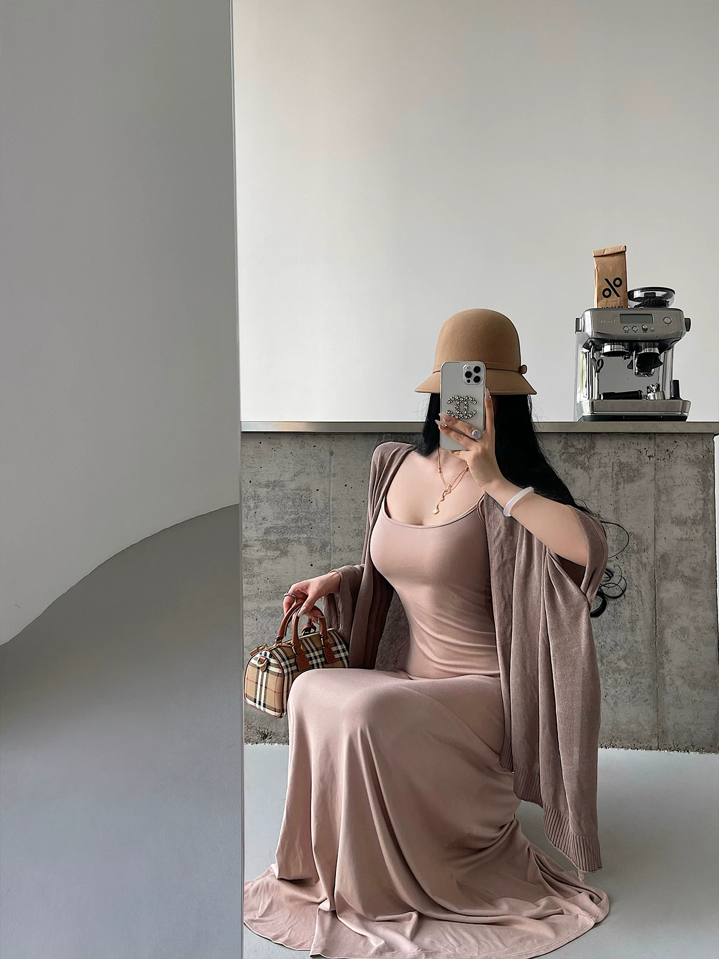 YoungGirlDay phong cách old money lười biếng, bộ váy ôm sát dài chấm đất kèm áo cardigan len dệt kim