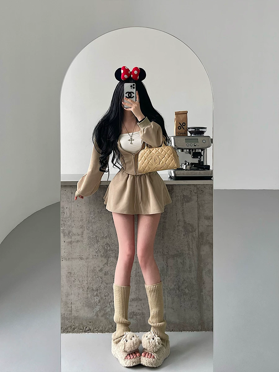 YoungGirlDay phong cách thuần khiết gợi cảm, áo khoác cardigan có mũ trùm đầu, khóa kéo, thiết kế khoét eo, chân váy ngắn chống lộ hàng, cạp cao.