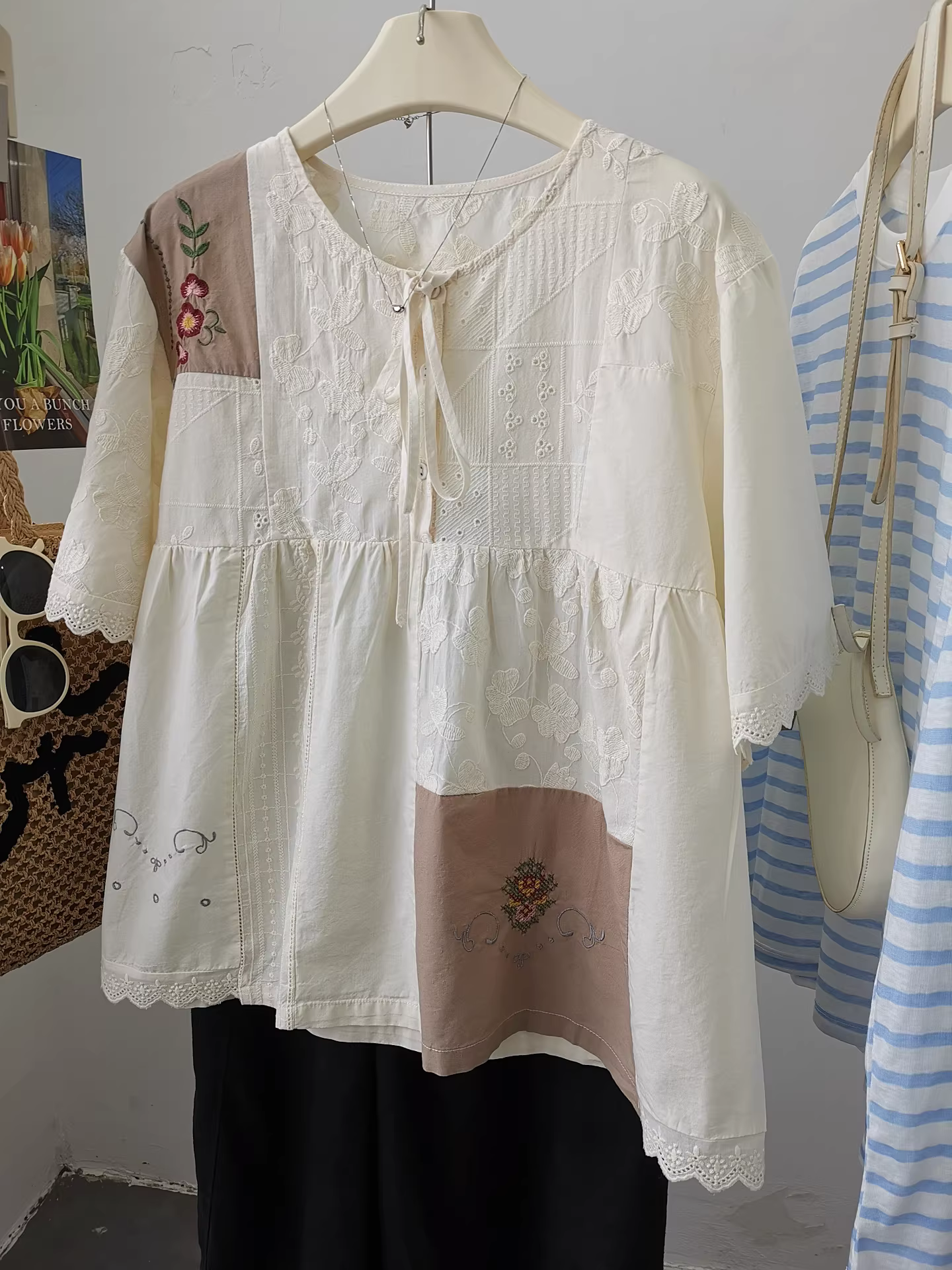 Áo sơ mi nửa tay kiểu rừng, thêu nặng, phối vải, dáng rộng, kiểu babydoll, mùa hè 2025 mới