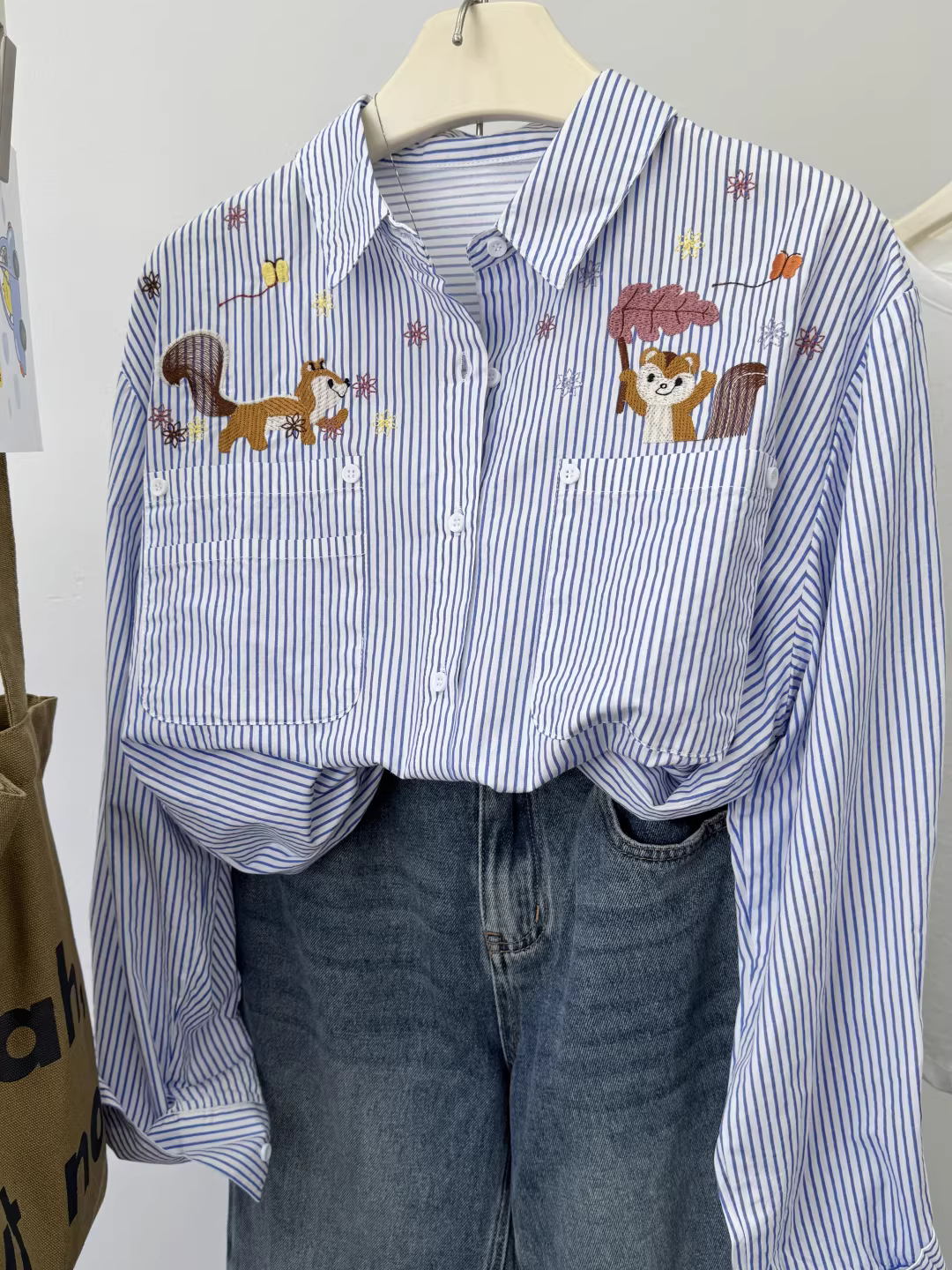 Áo sơ mi nữ tay dài màu xanh thêu hình sóc, chất liệu cao cấp, họa tiết sọc dọc, dáng rộng, kiểu dáng thanh lịch năm 2025