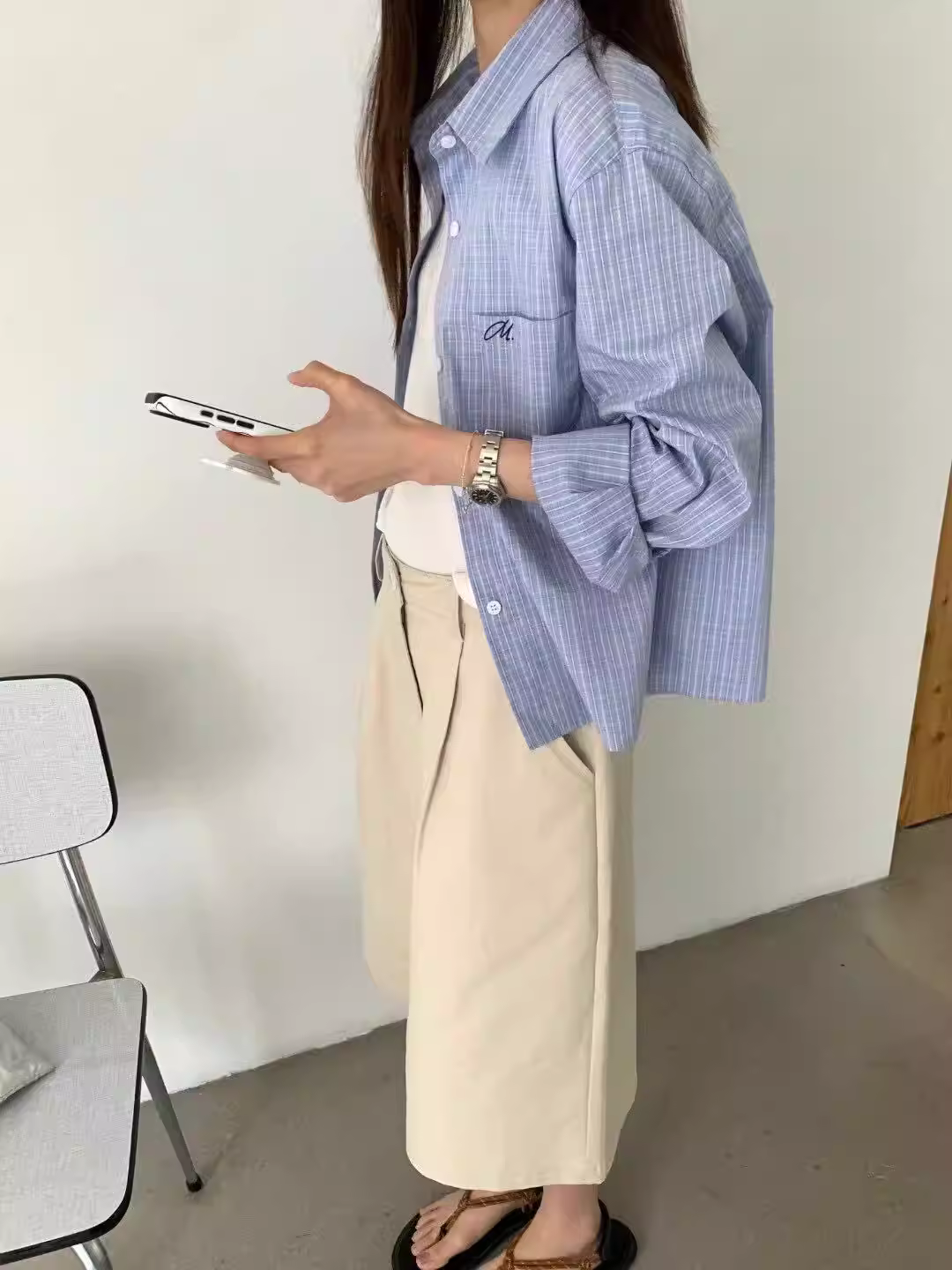 Áo sơ mi kẻ sọc màu xanh nhạt phối màu ngắn gọn, đơn giản, thanh lịch và đa năng dành cho nữ, với thiết kế ve áo cao cấp, sang trọng nhẹ nhàng và trẻ trung.