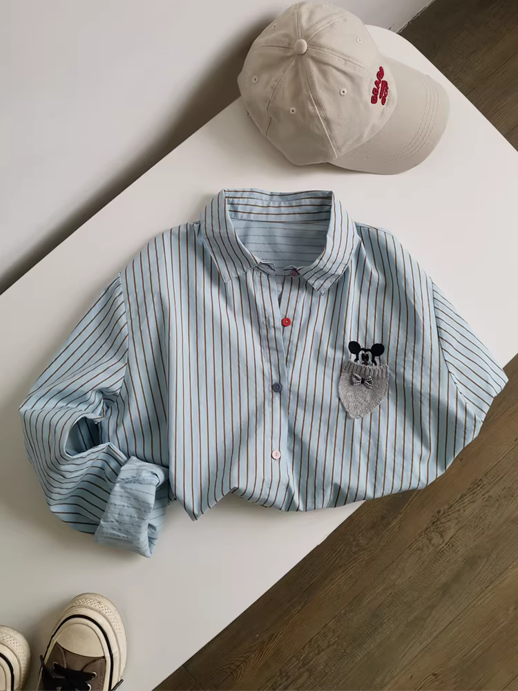 Áo sơ mi sọc có cúc thêu nhiều màu sắc, áo sơ mi dài tay dáng rộng, dài đến giữa đùi dành cho nữ, có thể mặc như lớp lót bên trong hoặc mặc ngoài.