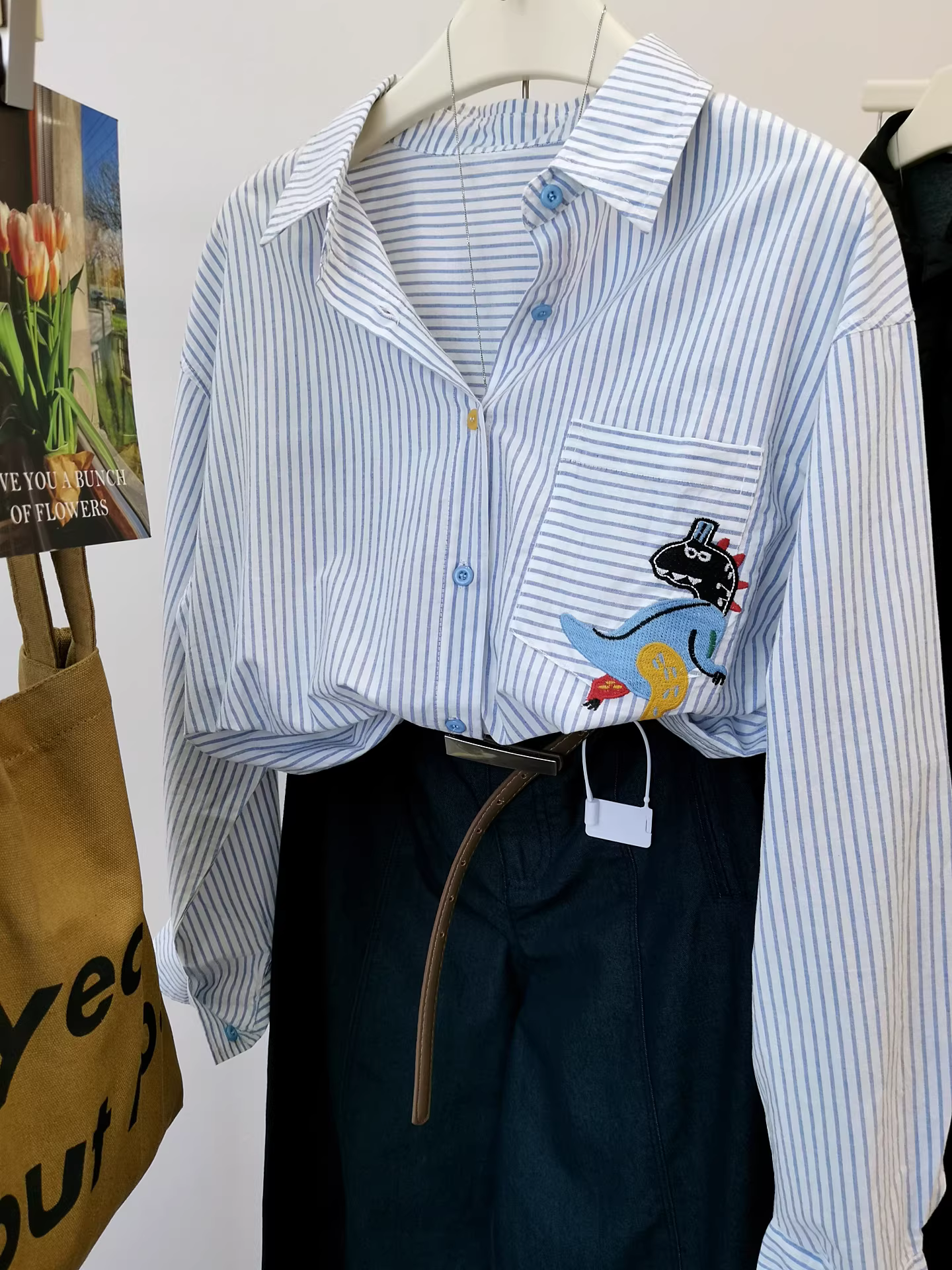 Áo sơ mi dài tay dáng rộng đa năng có cổ sọc dọc thêu hình chú khủng long nhỏ theo phong cách sinh viên nghệ thuật nhiều lớp dành cho nữ