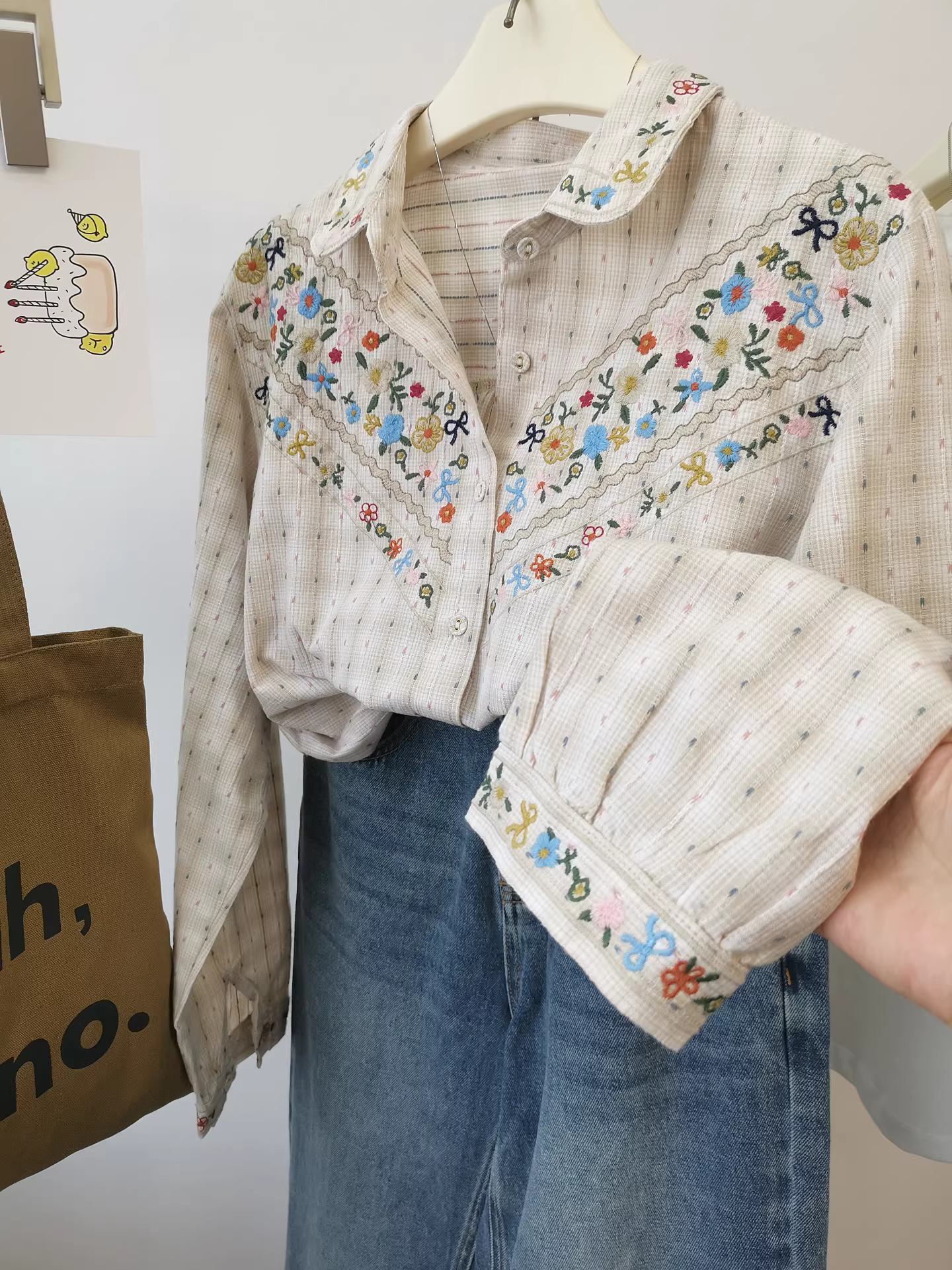 Áo sơ mi trắng rộng thùng thình thêu họa tiết Jacquard nhẹ nhàng, phối lớp, thích hợp đi làm mùa thu